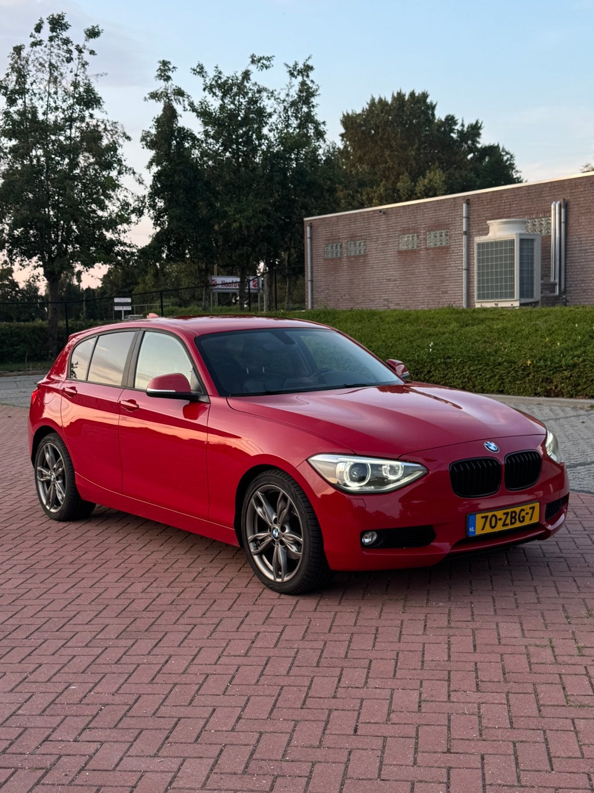 BMW 1-Serie 118I 125KW 5DR Aut8 - Nw. Banden - Distr. vv, Auto's, BMW, Achterwielaandrijving, Zwart, 4 cilinders, 1290 kg