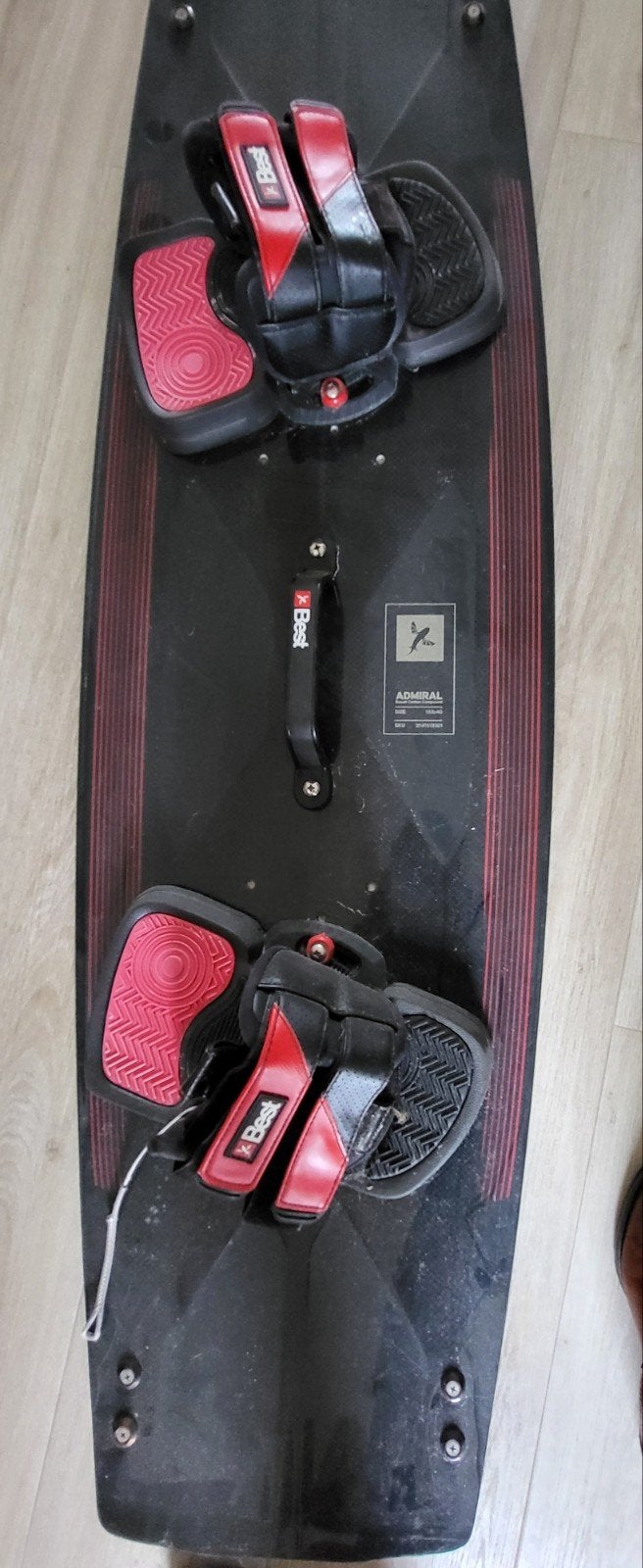 Best Admiral Kitesurfboard 133x40 met bindingen, Watersport en Boten, Kitesurfen, Twintip, Ophalen, Zo goed als nieuw