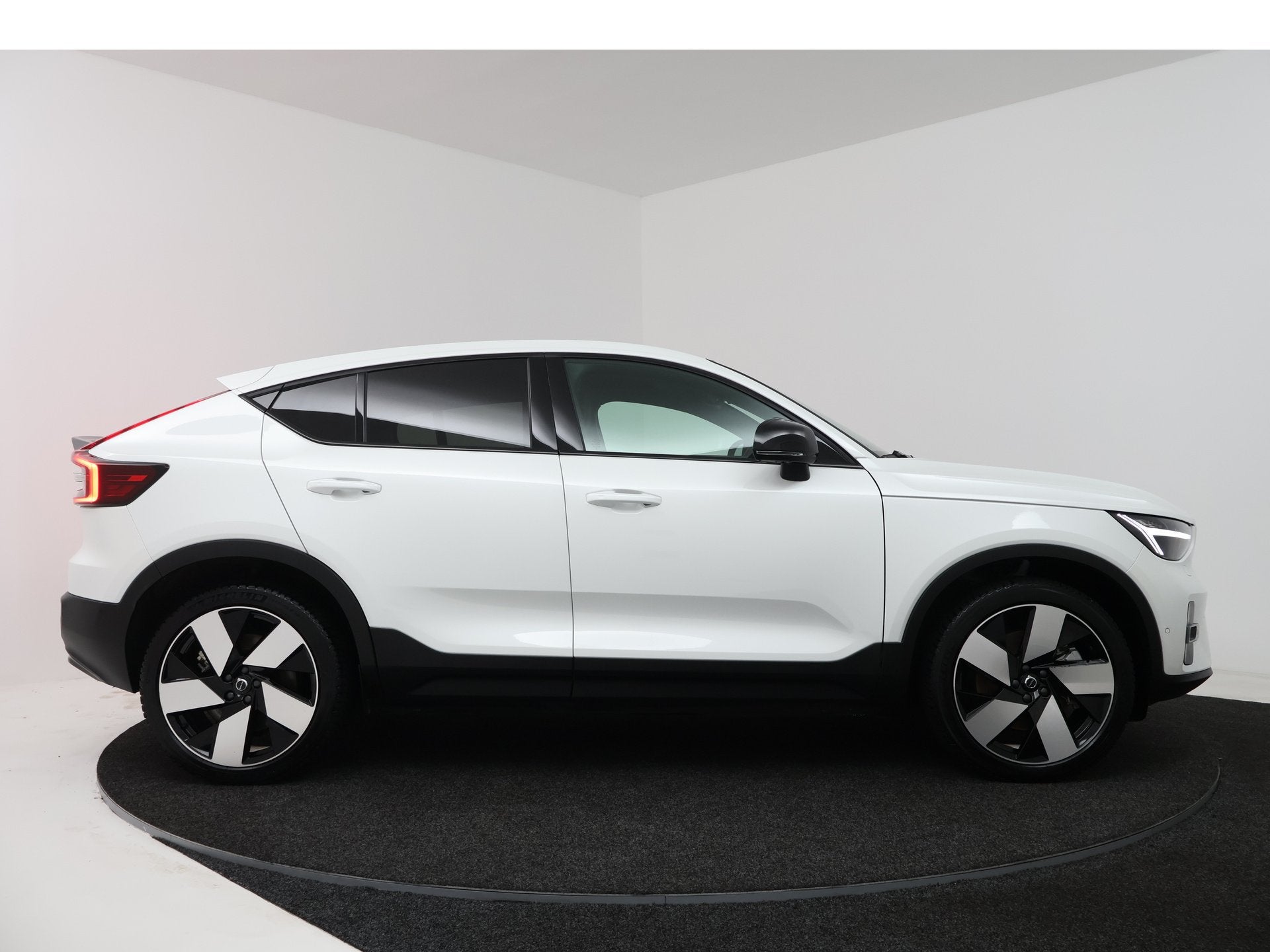 Volvo C40 Recharge Twin Ultimate 82 kWh | SOH 97.9% | Harman, 12 maanden, Zwart, 82 kWh, Wit