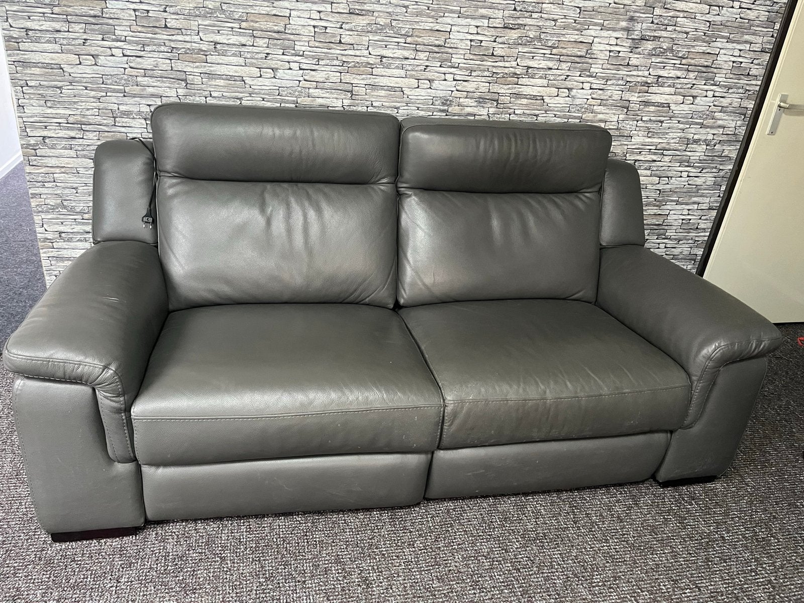 Grijze leren tweepersoonsbank met relaxfunctie elektrische, Ophalen, Gebruikt, 150 tot 200 cm, Tweepersoons