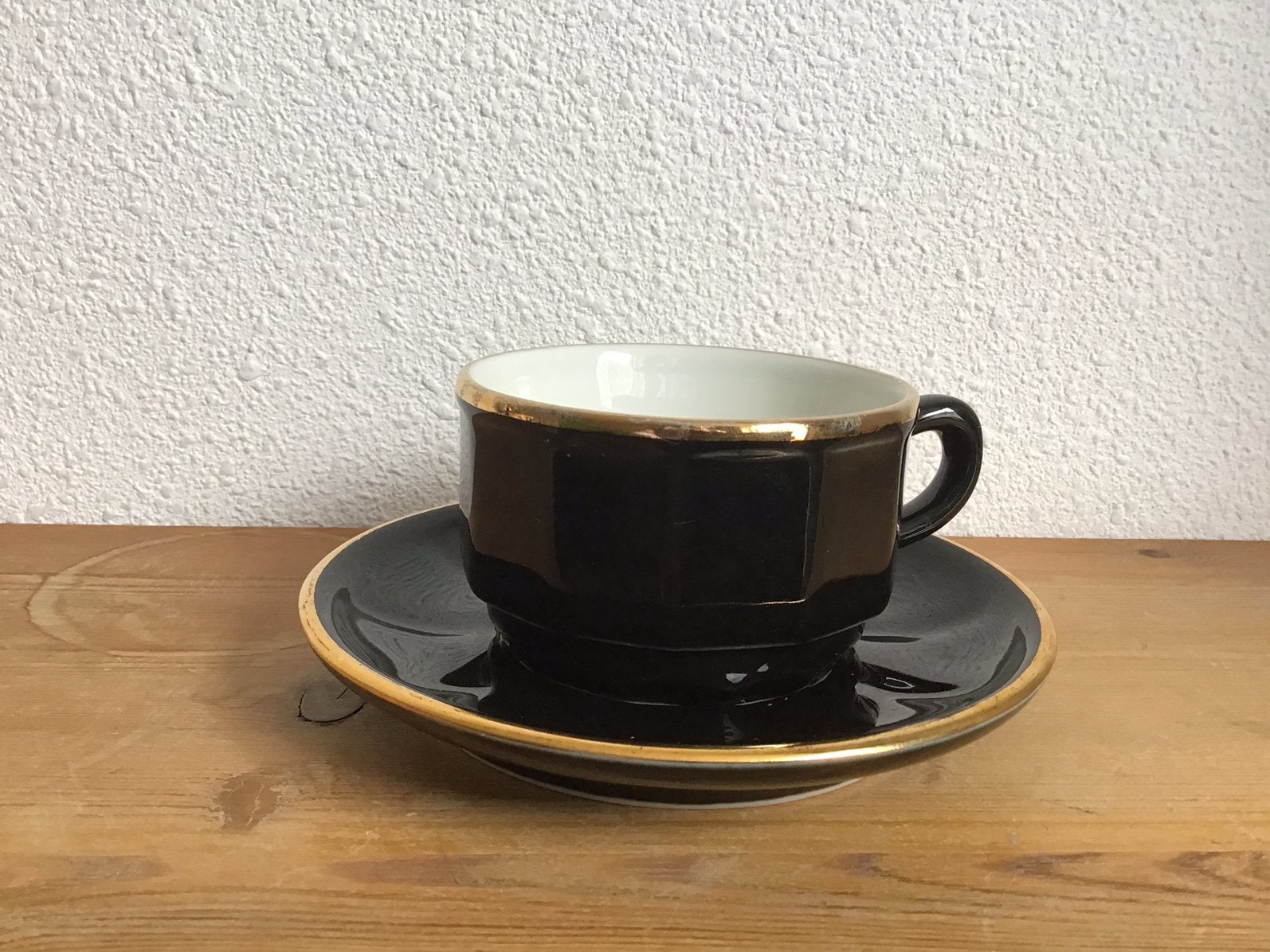 Apilco kop en schotel. Zwart met gouden rand., Huis en Inrichting, Keuken | Servies, Ophalen of Verzenden