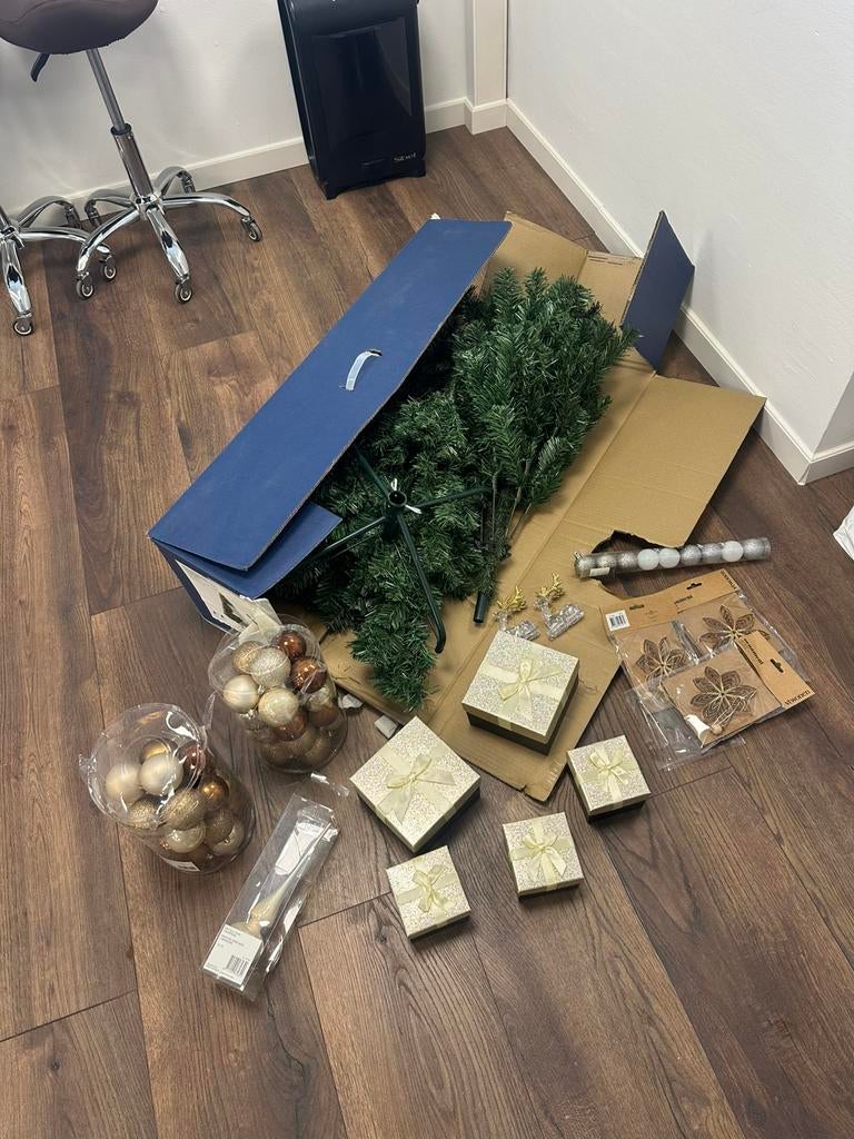 Kerstboom 180cm met kerstspullen te koop €45 voor alles, Diversen, Kerst, Ophalen, Zo goed als nieuw