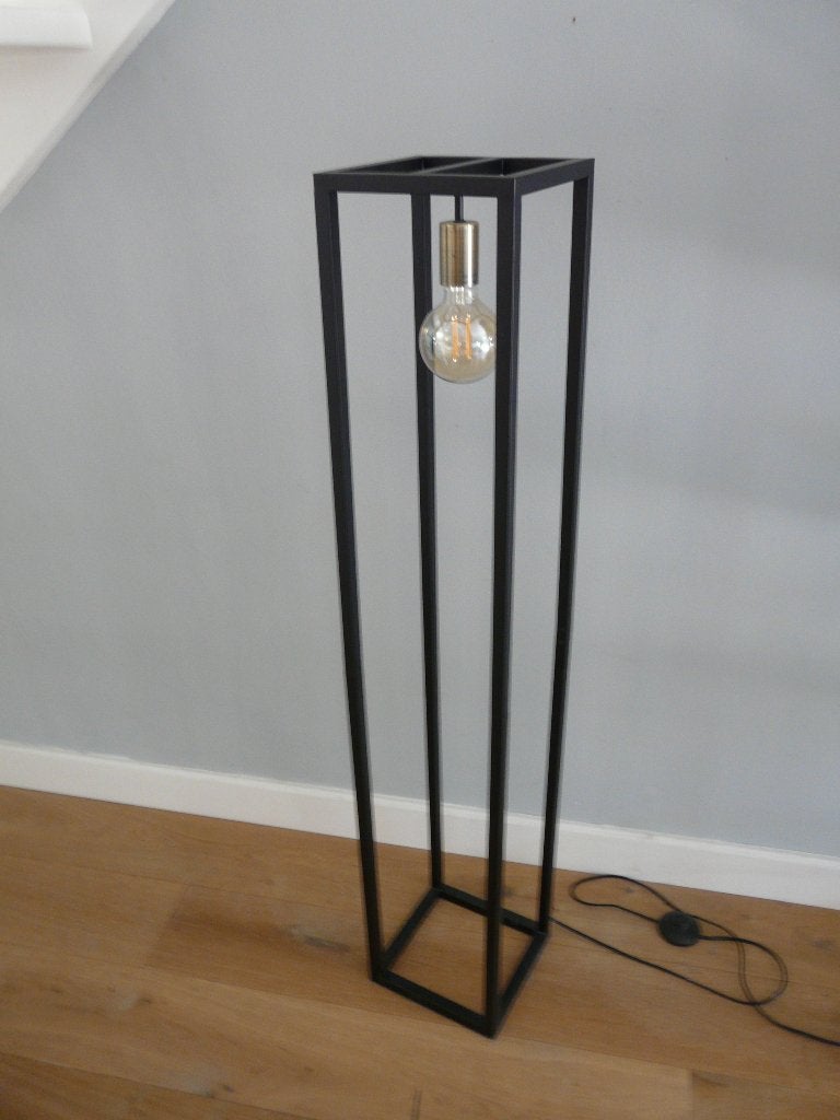 EEN MOOIE ZWARTE INDUSTRIELE STRAKKE VLOERLAMP., Ophalen, INDUSTRIEEL, Zo goed als nieuw, Metaal