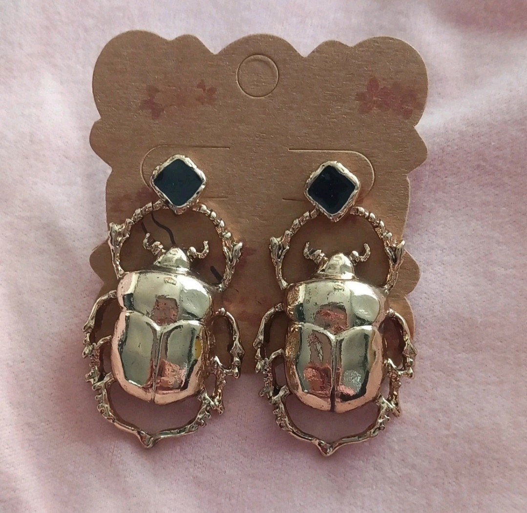 Gouden Oorbellen met Zwarte Steen - Scarabee Design, Overige materialen, Hangers, Nieuw, Ophalen of Verzenden
