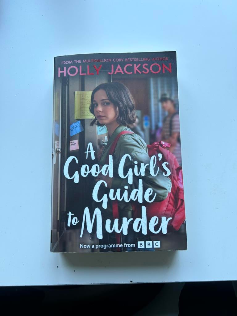 a good girls guide to murder (agggtm) boek met serie cover, Boeken, Ophalen of Verzenden, Zo goed als nieuw