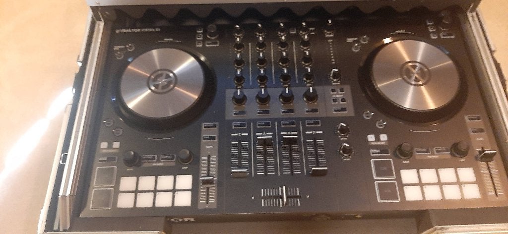 Traktor KONTROL s3 dj controller + flightcase + licentie, Ophalen, Zo goed als nieuw, Dj-set, Overige merken