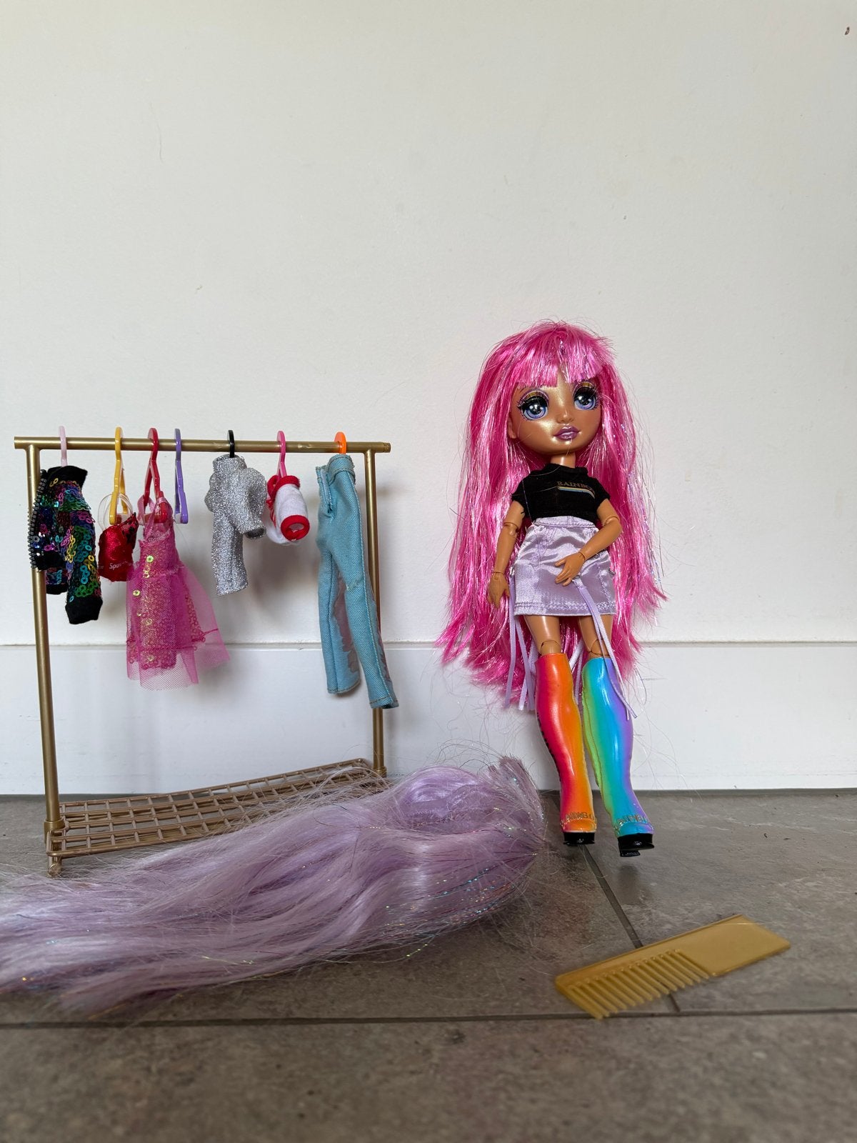 Rainbow High pop met kledingrek en accessoires, Kinderen en Baby's, Ophalen of Verzenden, Gebruikt, Overige typen