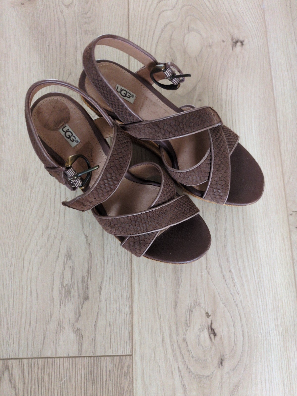 Ugg sandalen met sleehak - bruin 37, Ophalen of Verzenden