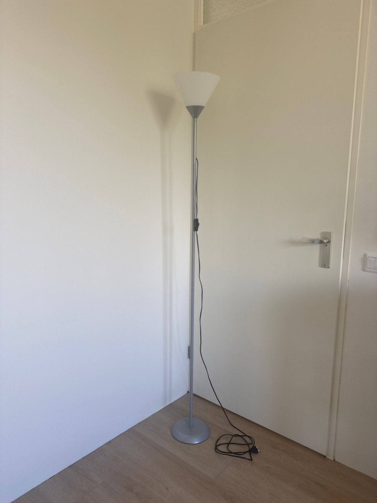 Strakke staande lamp met uplight, Huis en Inrichting, Ophalen, Gebruikt, E27 (groot), Metaal