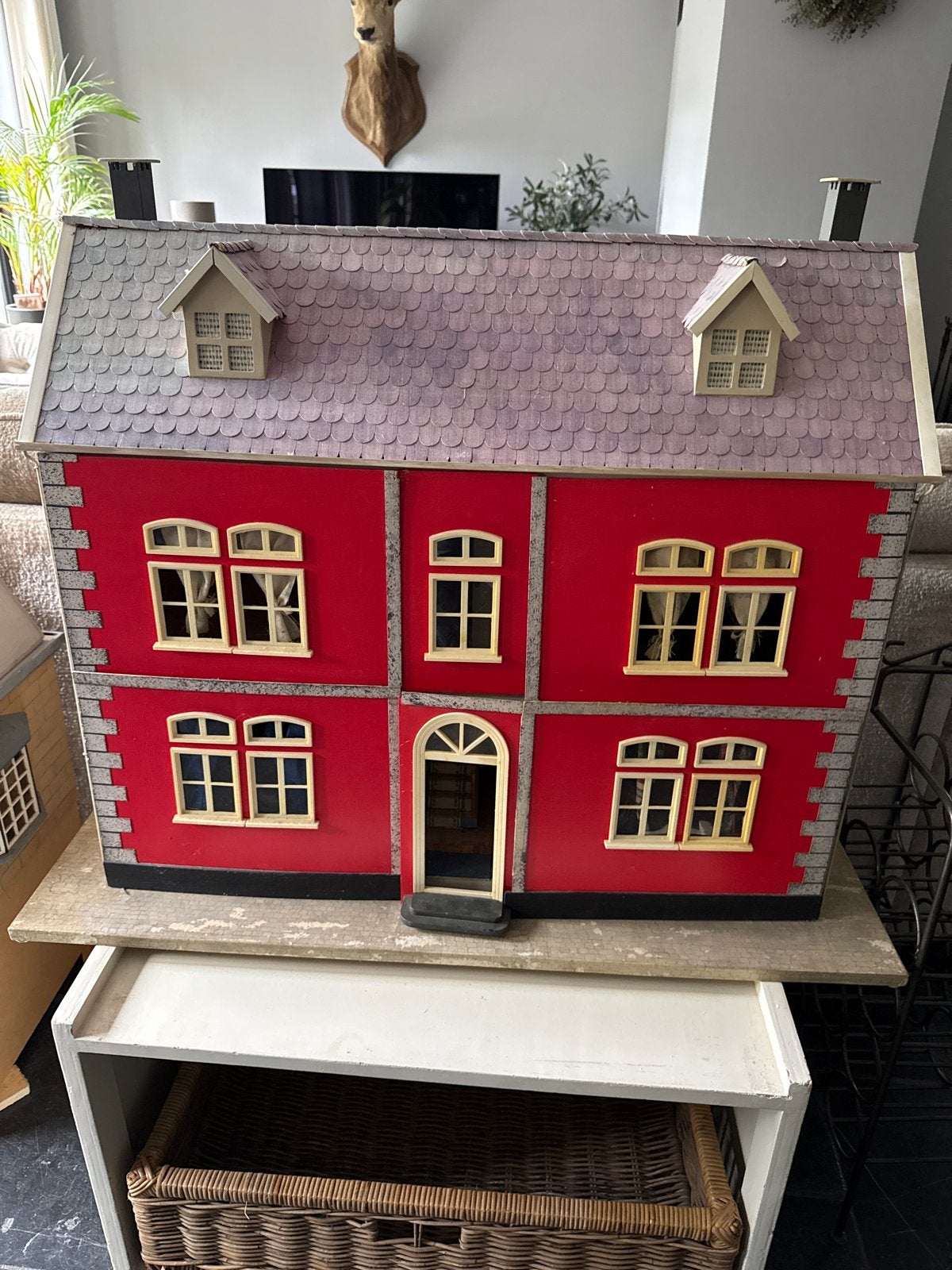 Groot en gedetailleerd poppenhuis met meubels, Ophalen, Gebruikt, Poppenhuis