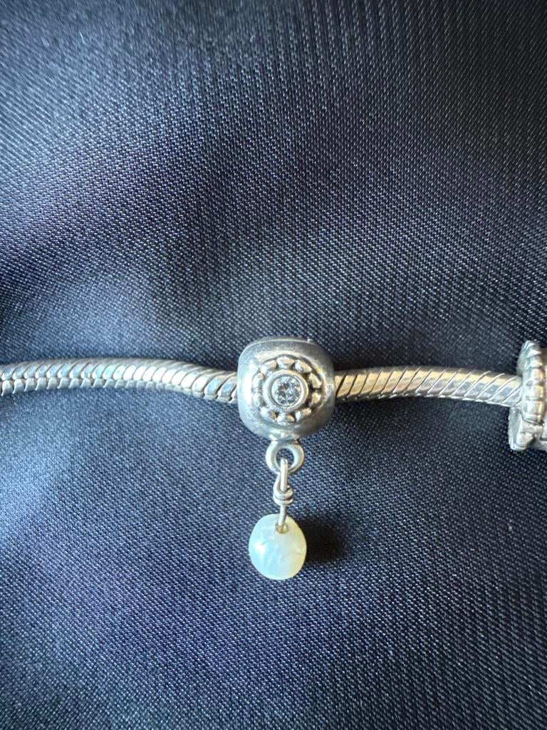 Pandora bedel hanger clip met parel, Sieraden, Tassen en Uiterlijk, Bedels, Gebruikt, Pandora, Ophalen of Verzenden, 1 bedel