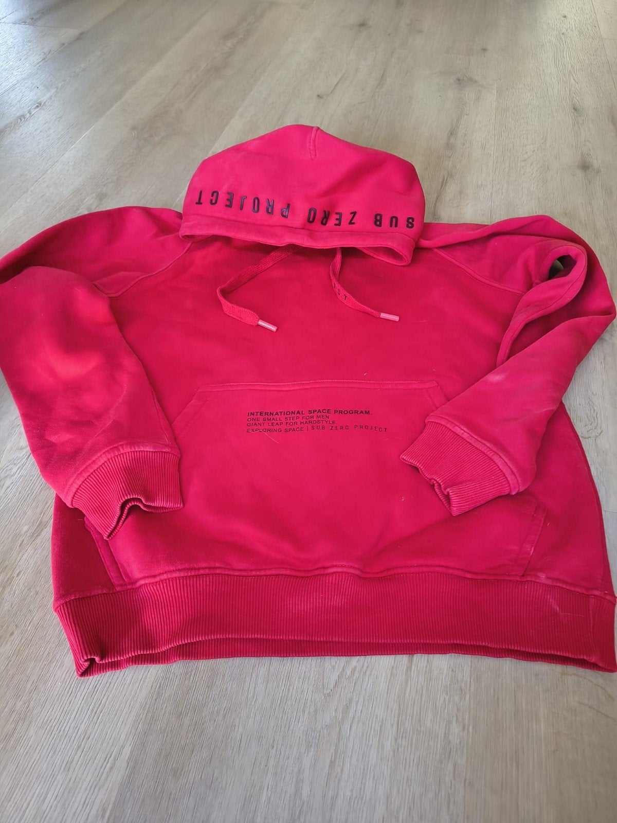 Rode hoodie met 'Sub Zero Project' opdruk maat M, Sub Zero Project, Maat 48/50 (M), Ophalen of Verzenden, Gedragen