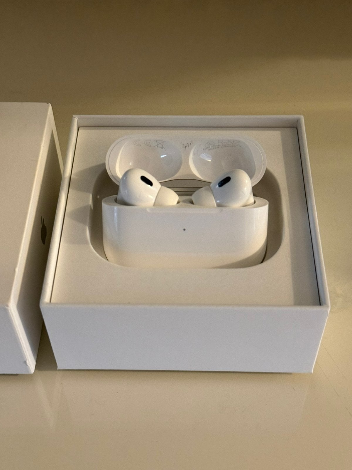 Airpods Pro 2 (2e generatie met USB-C), Telecommunicatie, Ophalen of Verzenden, Zo goed als nieuw, Wit, Apple
