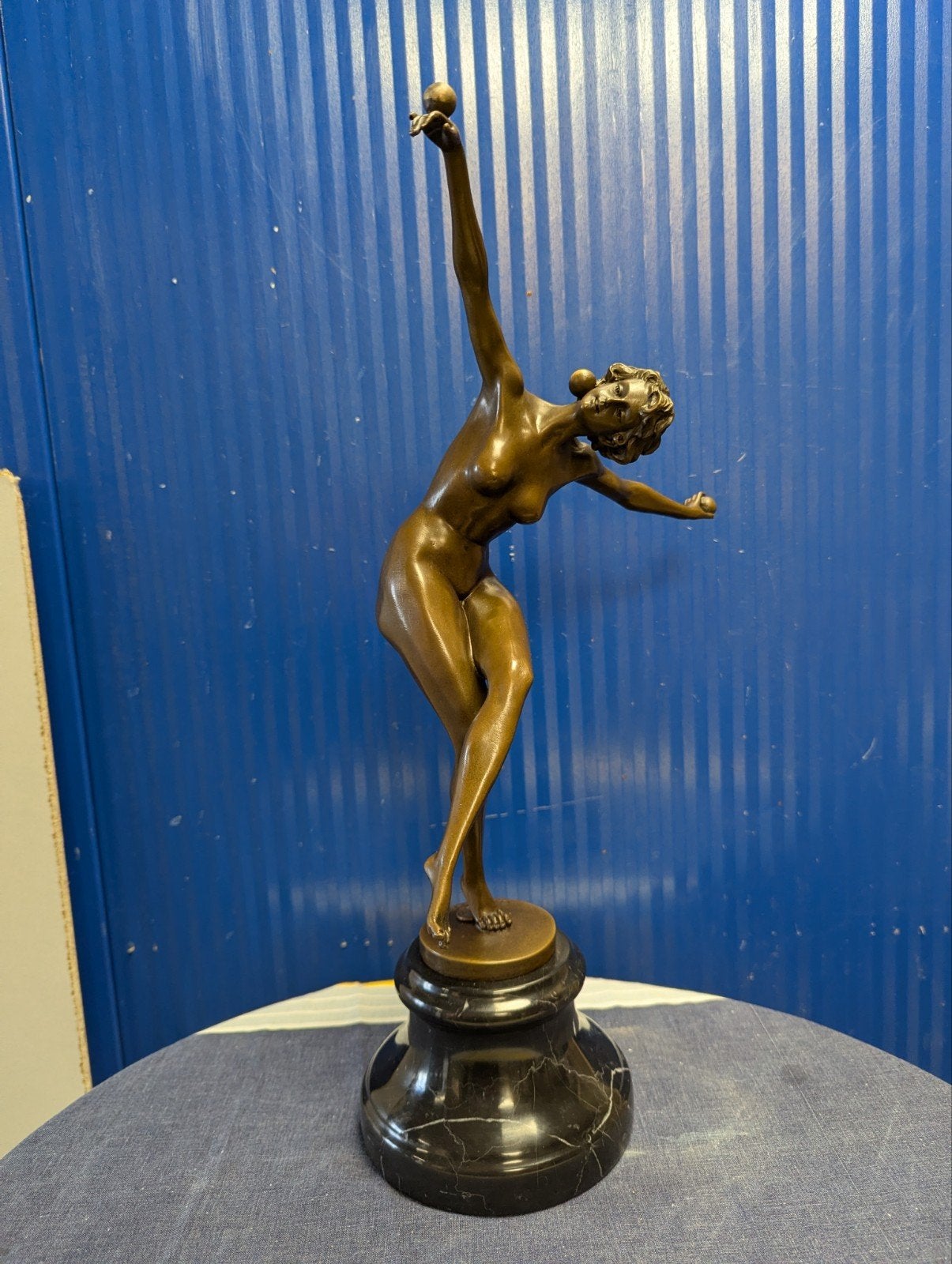 Bronzen beeld van dansende vrouw op marmeren sokkel, Ophalen of Verzenden