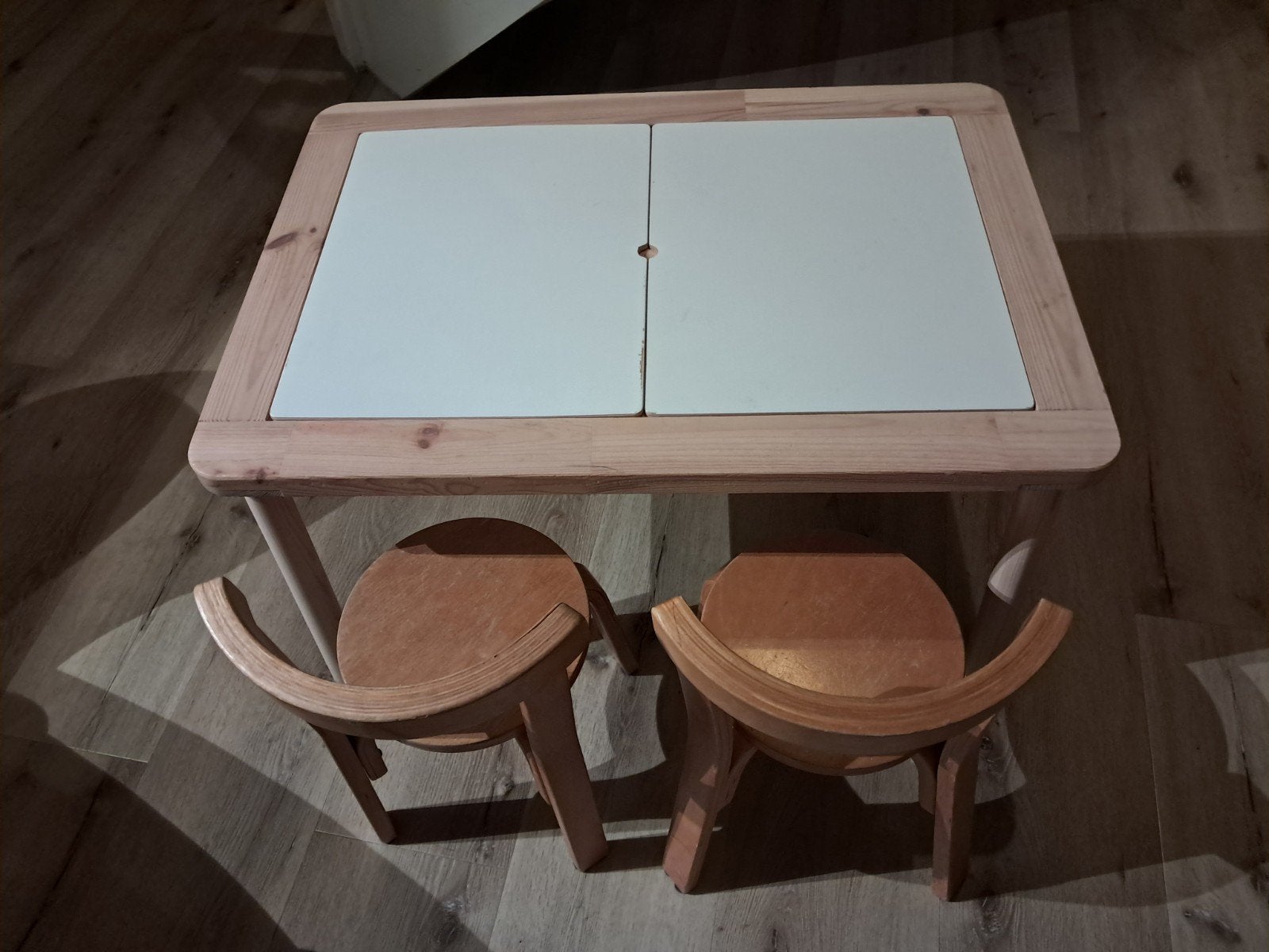 IKEA Flisat tafel met bakken en 2 stevige kinderstoeltjes, Ophalen, Gebruikt