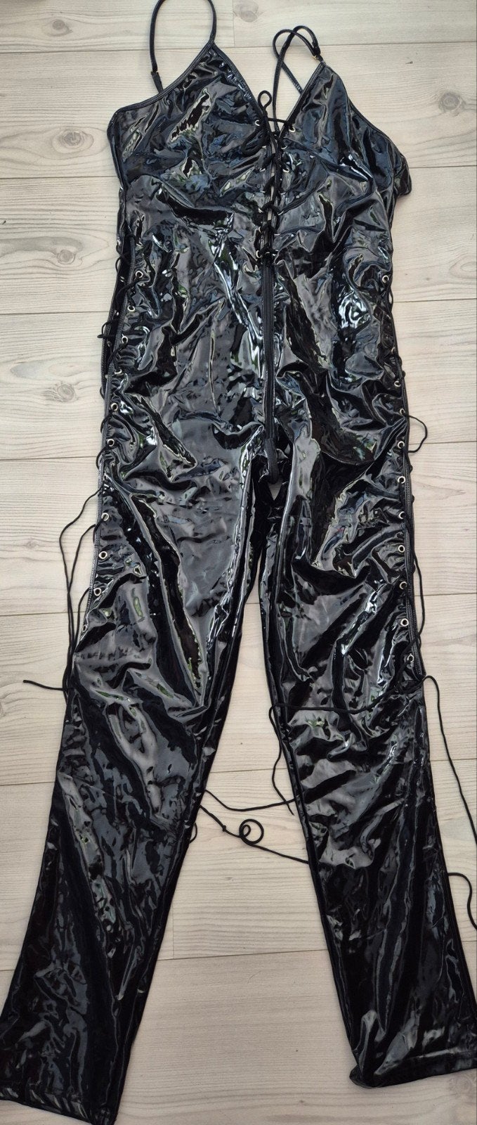 festival kinky lak catsuit ringetjes veters edgy xl, Verzenden, Nieuw, Maat 42/44 (L), Zwart