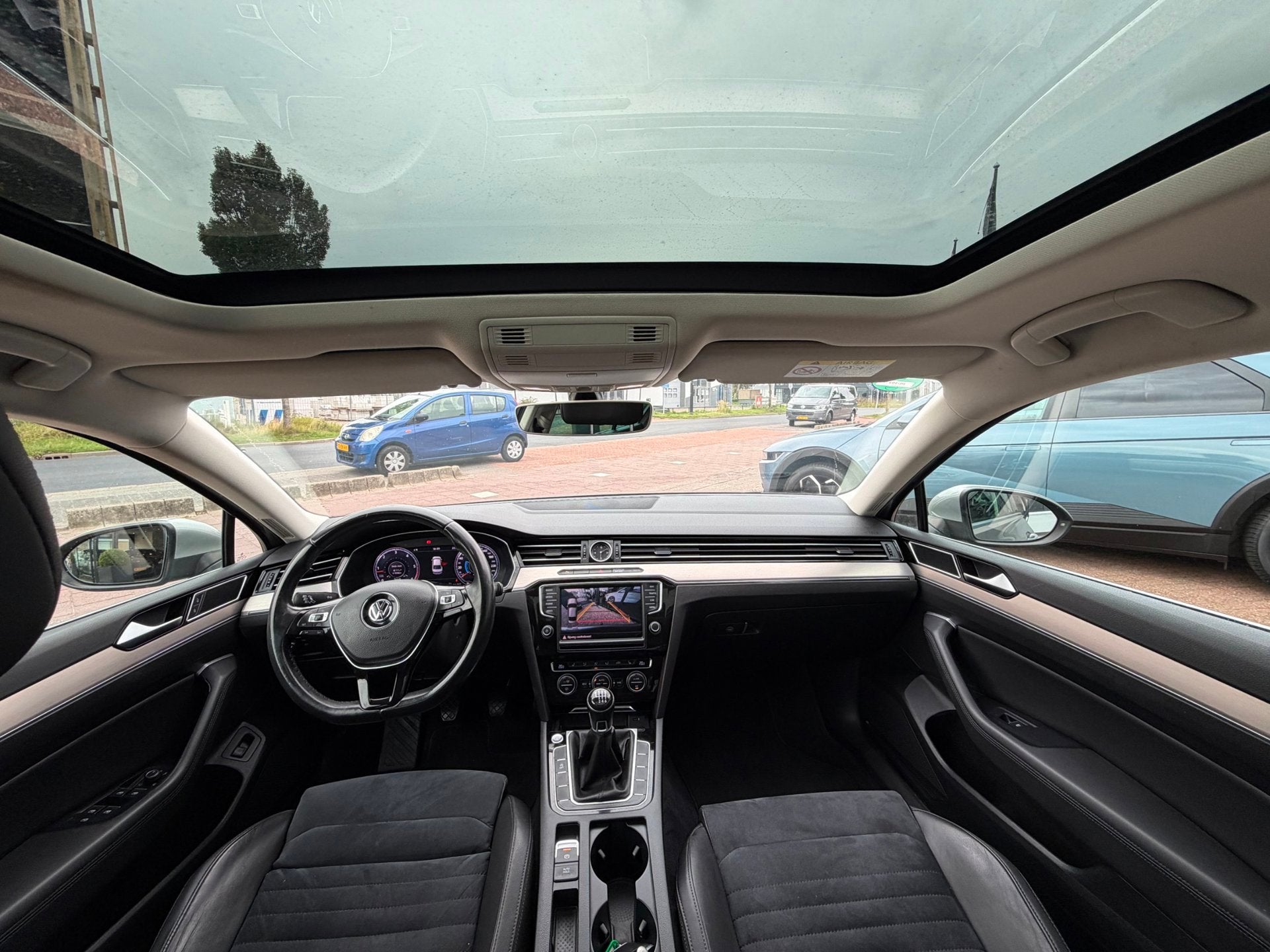 Volkswagen Passat 1.6 TDI Business Edition R ACC|NAVI|PANORA, Voorwielaandrijving, Dealer onderhouden, Gebruikt, Euro 6