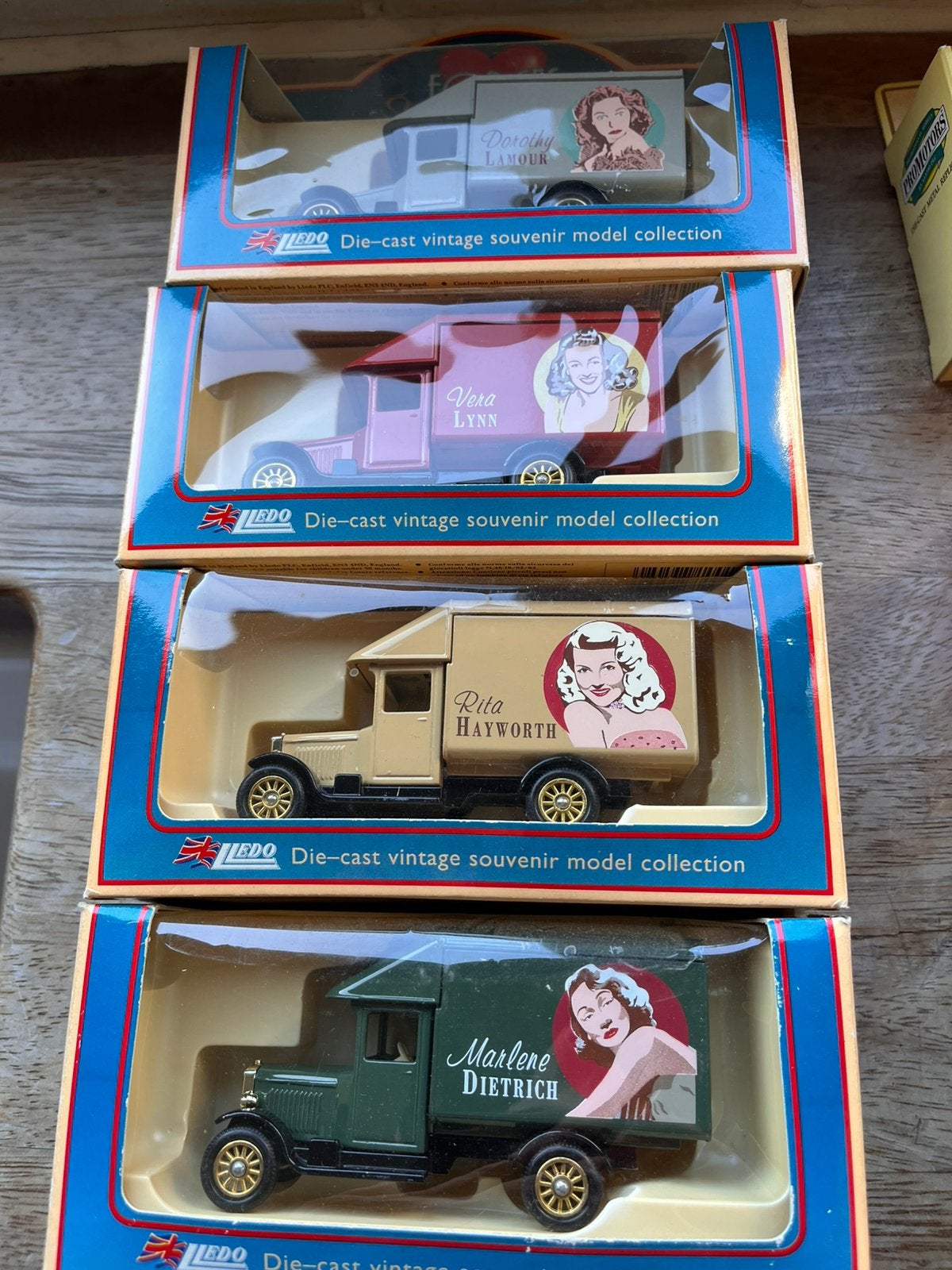 Lledo “Forces Sweethearts”  schaal 1:43 4 stuks, Ophalen, Zo goed als nieuw, Auto, Overige merken