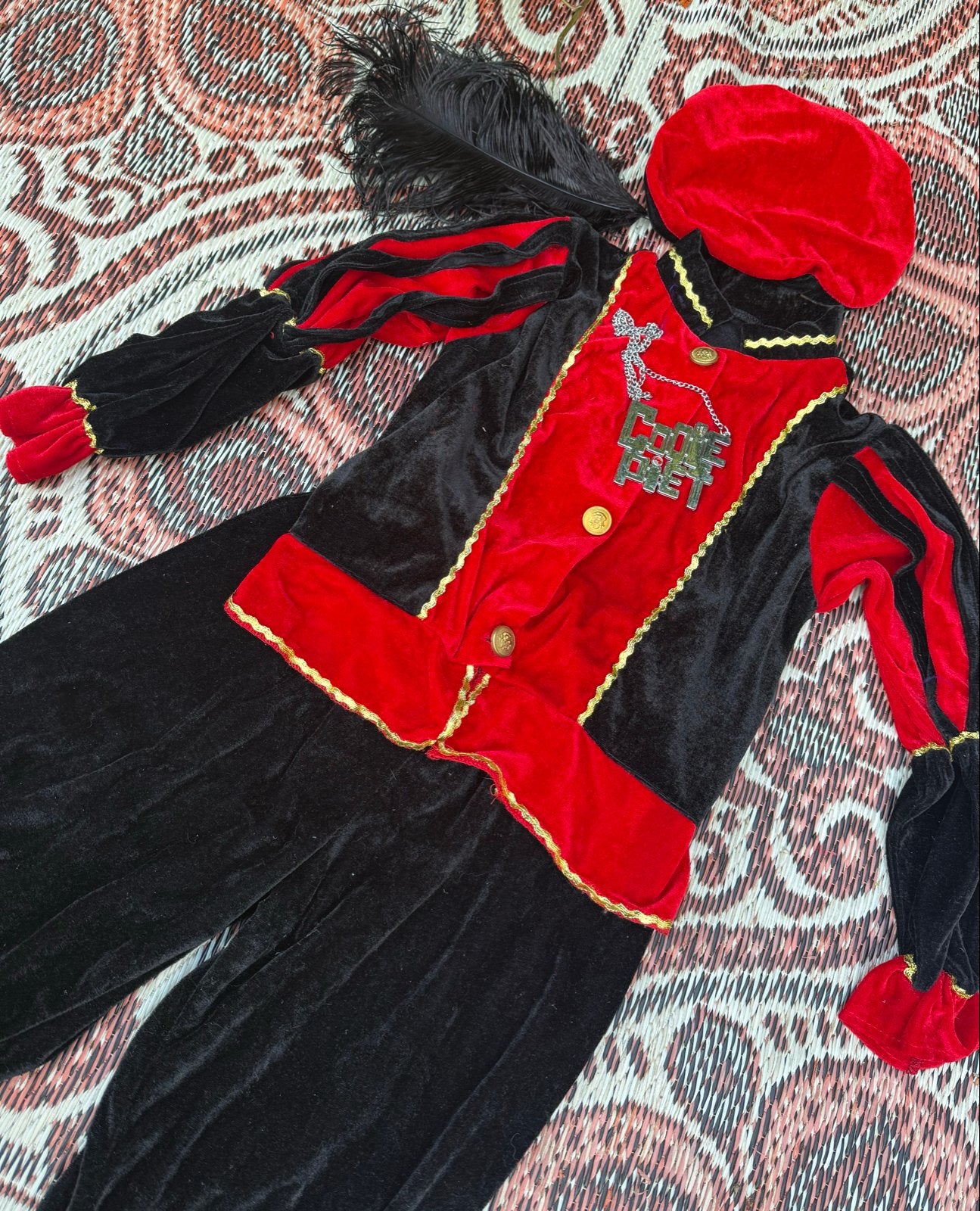 Zwart fluwelen Piet kostuum met veer en baret, Ophalen of Verzenden, Zo goed als nieuw