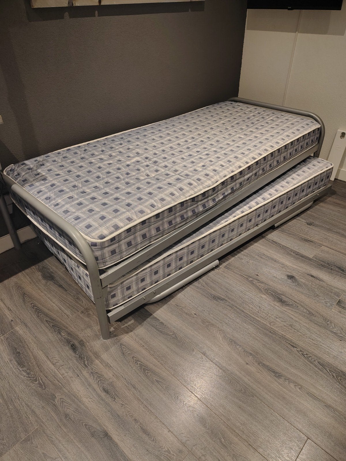 Uitschuifbaar bed, logeerbed met matras - Ideaal voor gasten, Huis en Inrichting, Slaapkamer | Bedden, Gebruikt, Tweepersoons