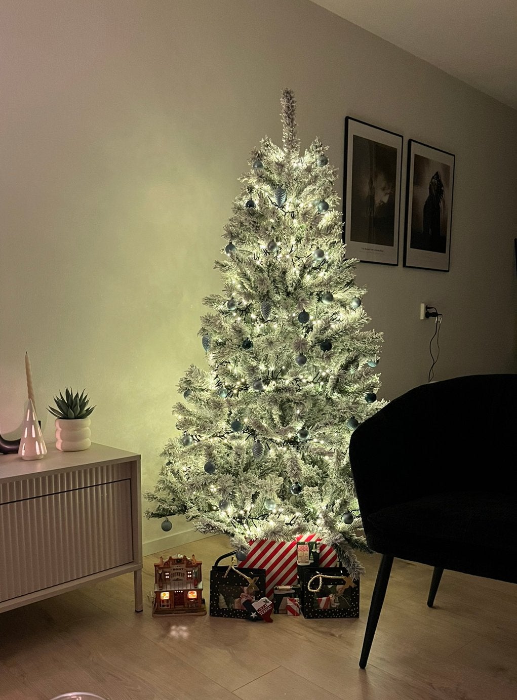 Zgan Kerstbomen 180+150 cm met sneeuw in doos kerstboom 2 st, Ophalen, Zo goed als nieuw
