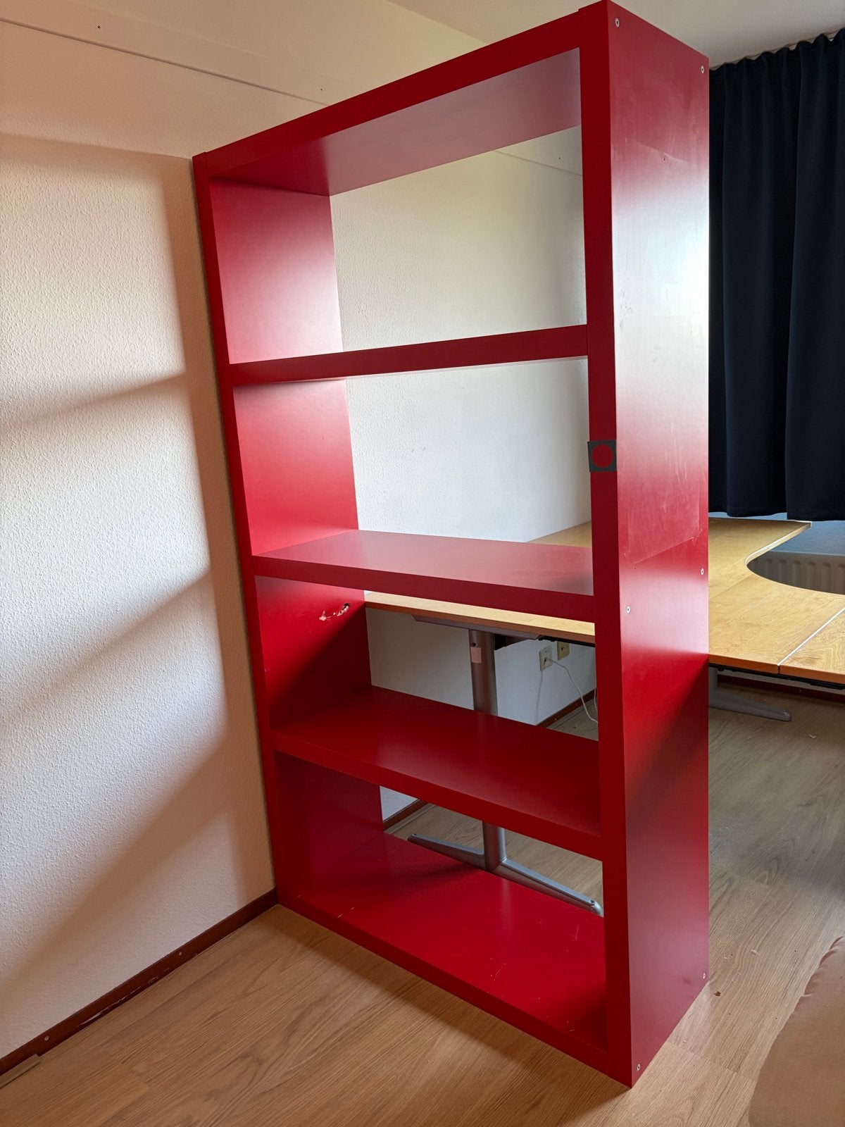 Rode Boekenkast met 4 Planken - Gebruikt, Ophalen, Met plank(en), Gebruikt, 50 tot 100 cm