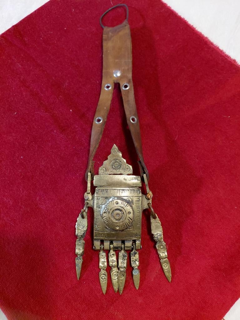 Antieke bronzen amulet met leren band, Antiek en Kunst, Ophalen of Verzenden