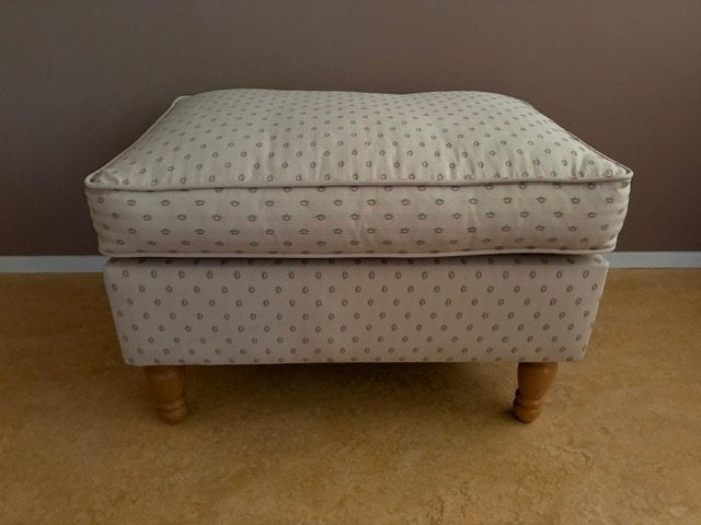 Vintage Hocker/voetenbank met los kussen, t.e.a.b., Ophalen, Hout, 50 tot 75 cm, Zo goed als nieuw