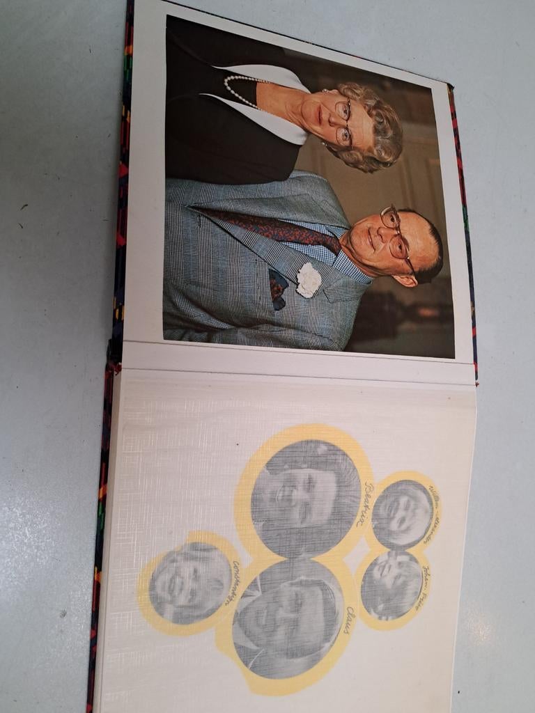 Foto album met koningshuis foto' s., Verzamelen, Geboortekaartjes en Visitekaartjes, Ophalen of Verzenden, 2000 tot heden