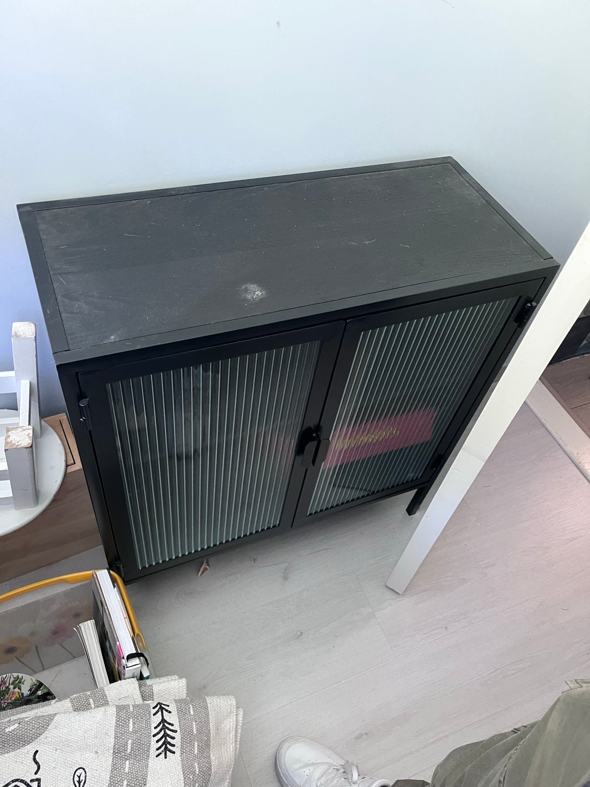 Vitrinekast Ryo van Xenos - Zwart, met glazen deuren, Ophalen, Gebruikt, 25 tot 50 cm, Overige houtsoorten