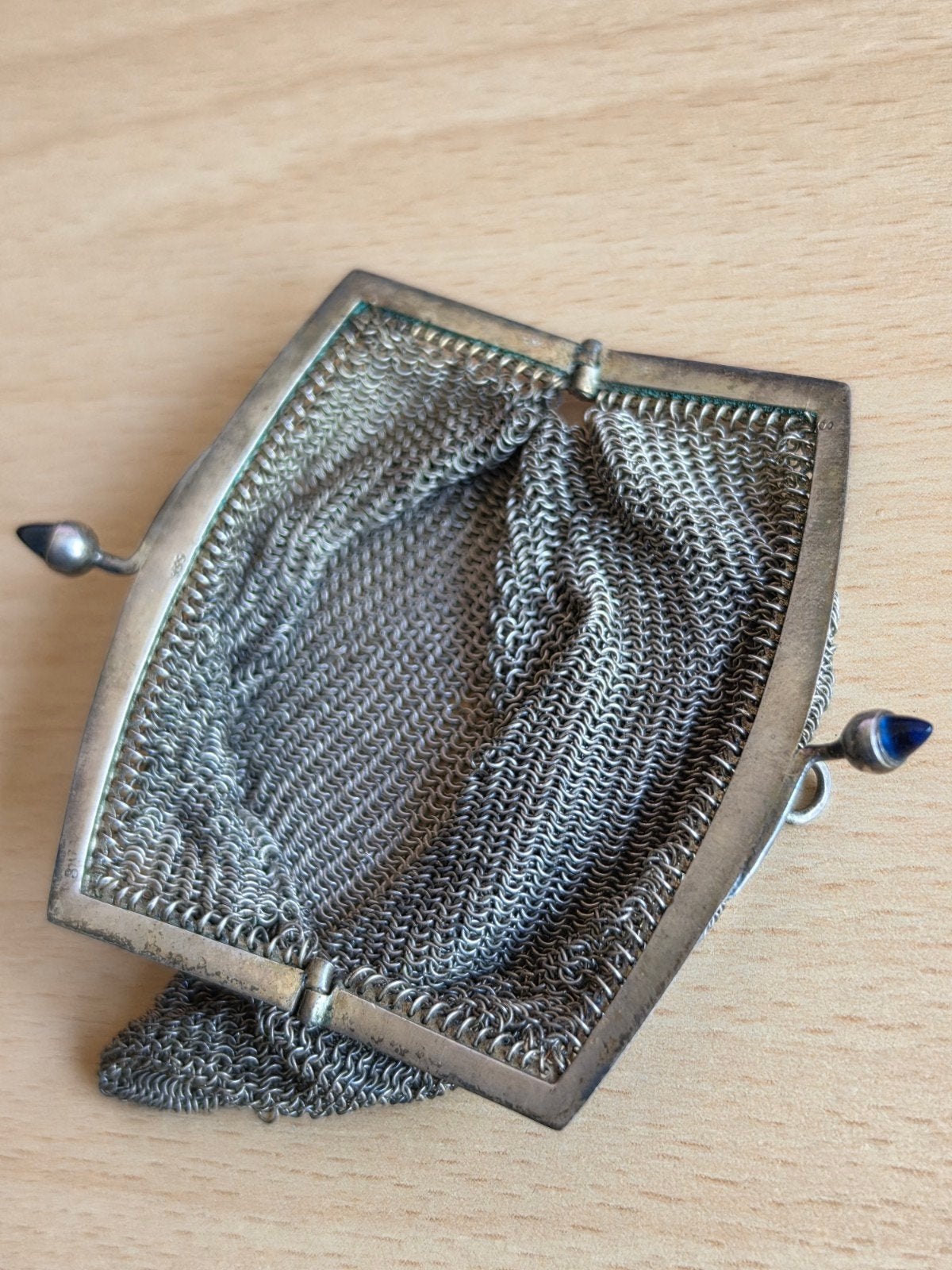 Zilveren maliënkolder beursje met blauwe cabochons (935), Verzenden, Zilver