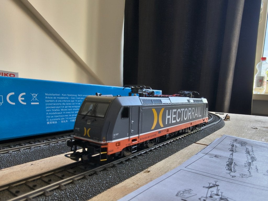 Hectorrail Traxx locomotief Piko 59349 AC Wisselstroom, Hobby en Vrije tijd, Modeltreinen | H0, Wisselstroom, Locomotief, Zo goed als nieuw