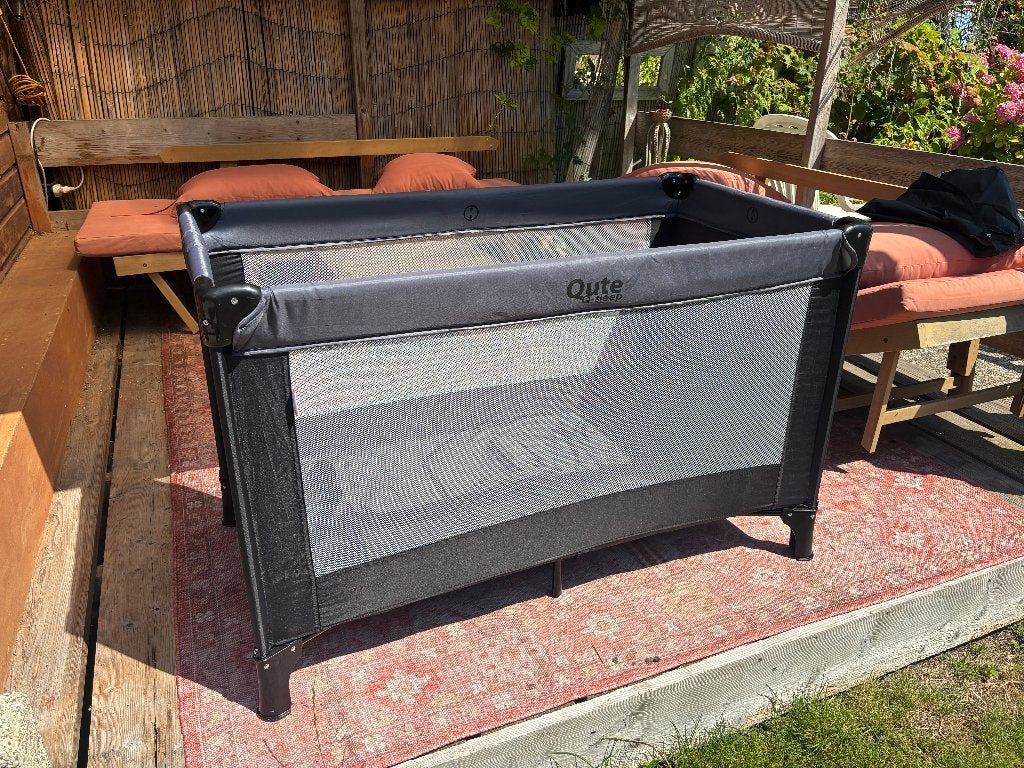 Qute Q-sleep campingbedje incl. matras, Ophalen, Zo goed als nieuw, Reisbedje