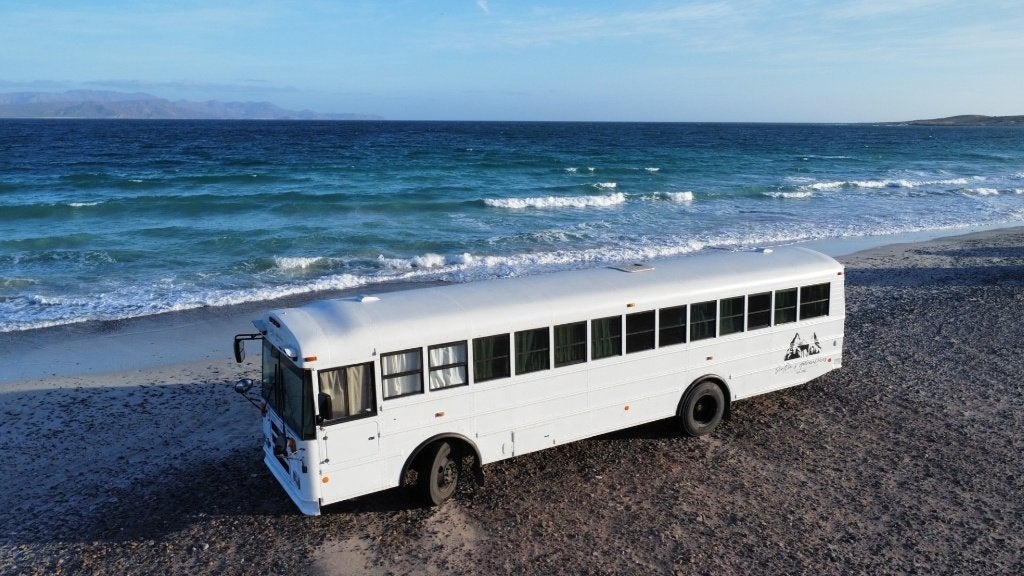 Schoolbuscamper, Caravans en Kamperen, Chemisch toilet, Dakluik, 10 meter en meer, Vloeistofverwarming