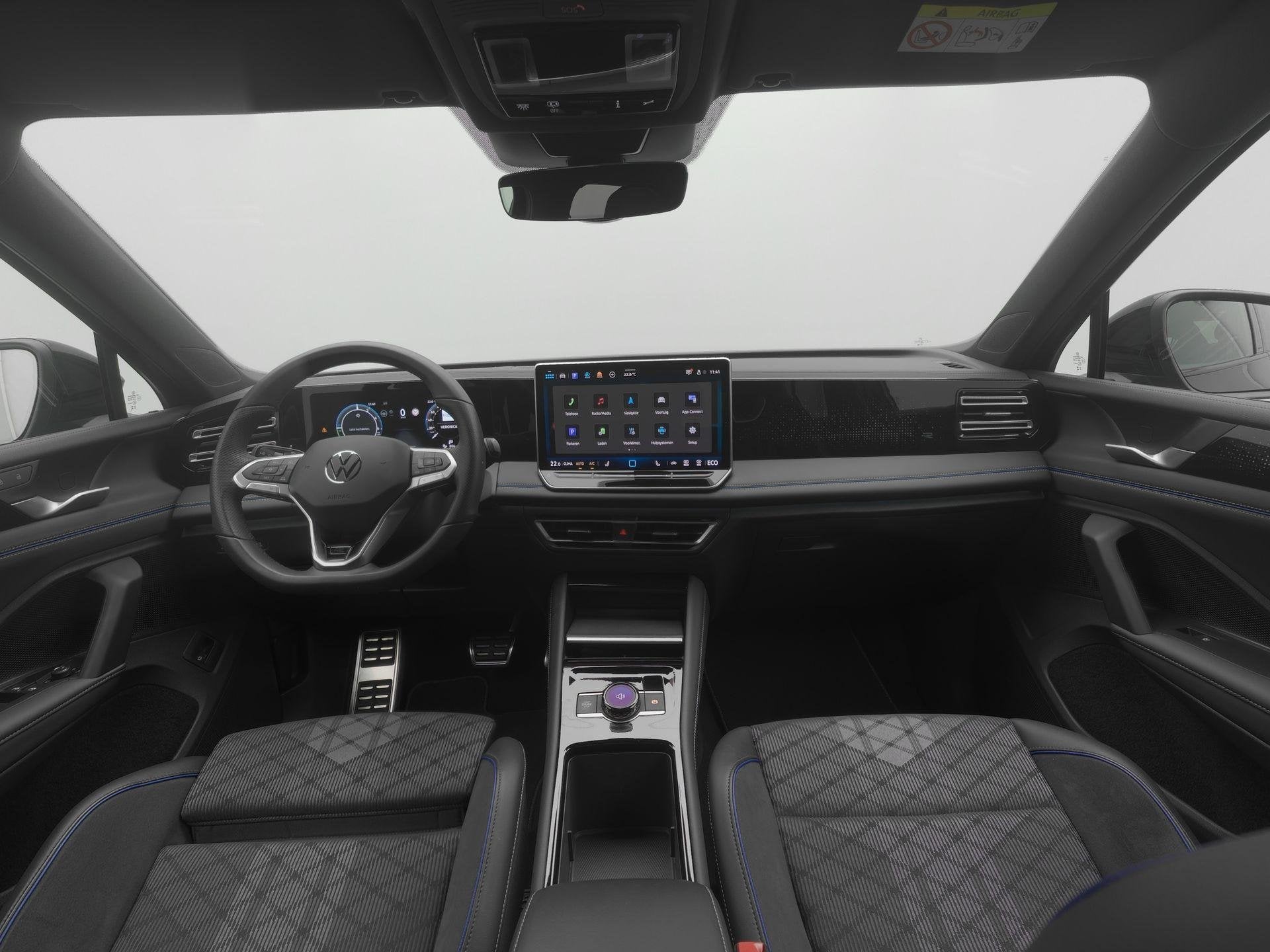 Volkswagen Tiguan R-Line 1.5 eHybrid 272 PK | LED Plus | Bla, Auto's, Volkswagen, Stof, 4 cilinders, 2000 kg, 150 min