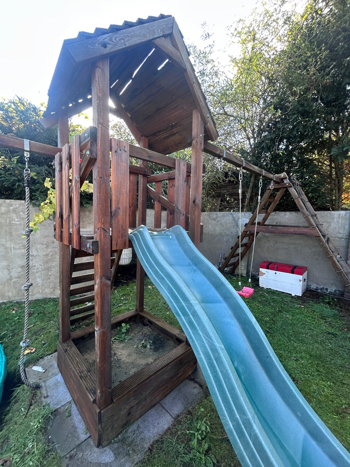 Houten speeltoestel met glijbaan, schommel en klimwand, Ophalen, Gebruikt, Glijbaan