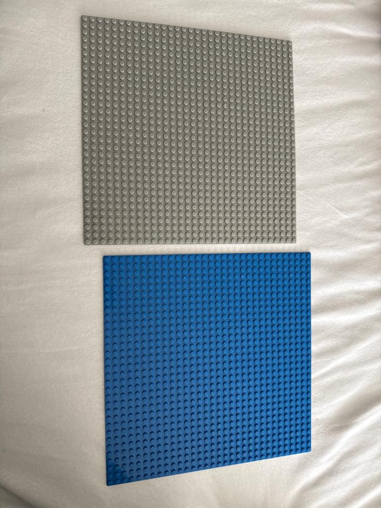 2 Lego grondplaten 25,5 x 25,5 cm (grijs en blauw), Kinderen en Baby's, Speelgoed | Duplo en Lego, Ophalen of Verzenden, Zo goed als nieuw