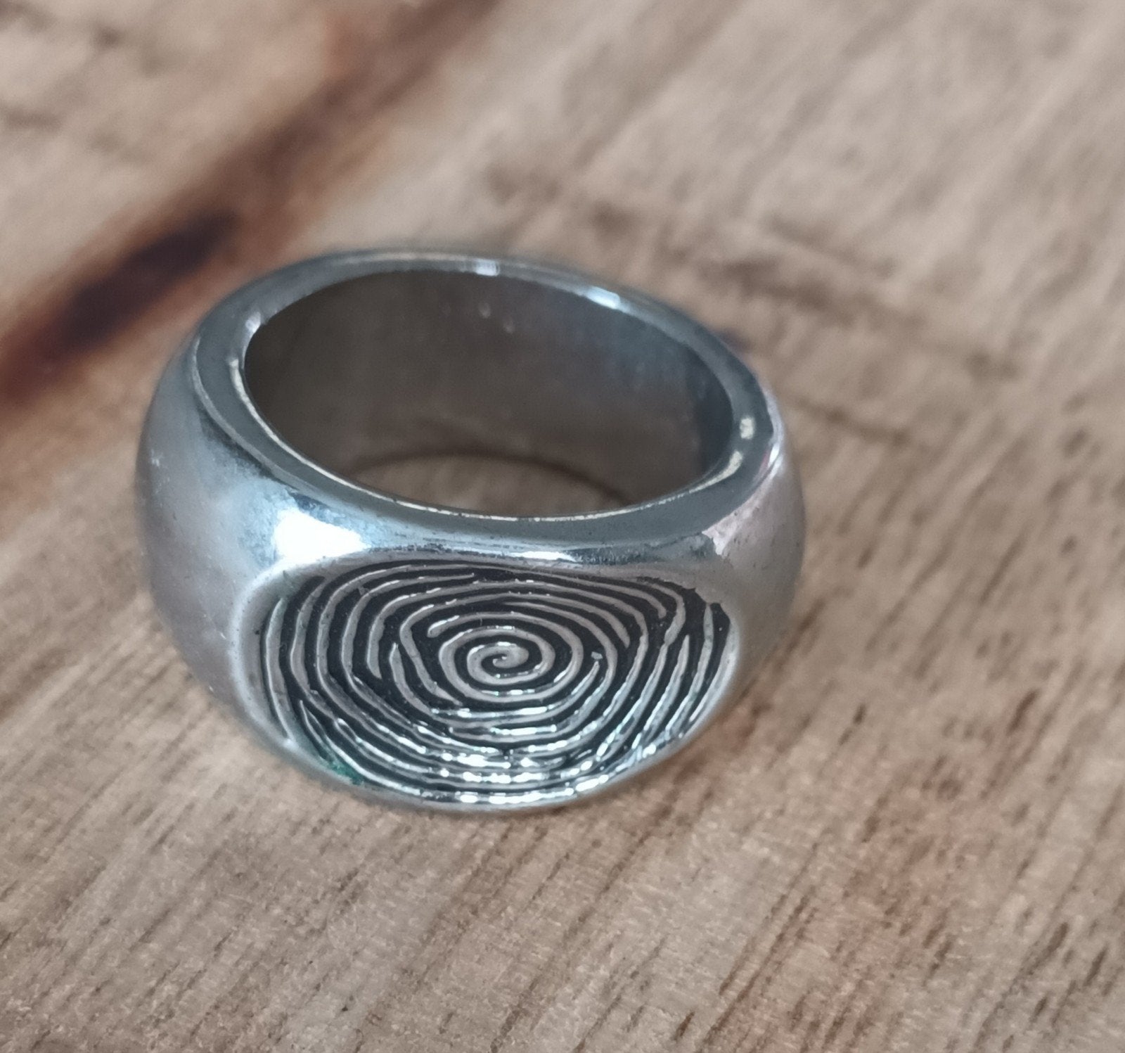 Zilverkleurige ring met vingerafdruk design, Overige materialen, Gebruikt, Ophalen of Verzenden, 17 tot 18