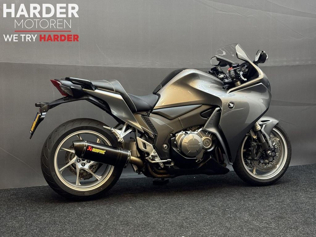 HONDA VFR 1200 F/AKRA/BAGSTER/ORI NL/TOPSTAAT/GARANTIE!, Motoren, Motoren | Honda, HONDA, 4 cilinders, Motorrijbewijs A, Onbekend