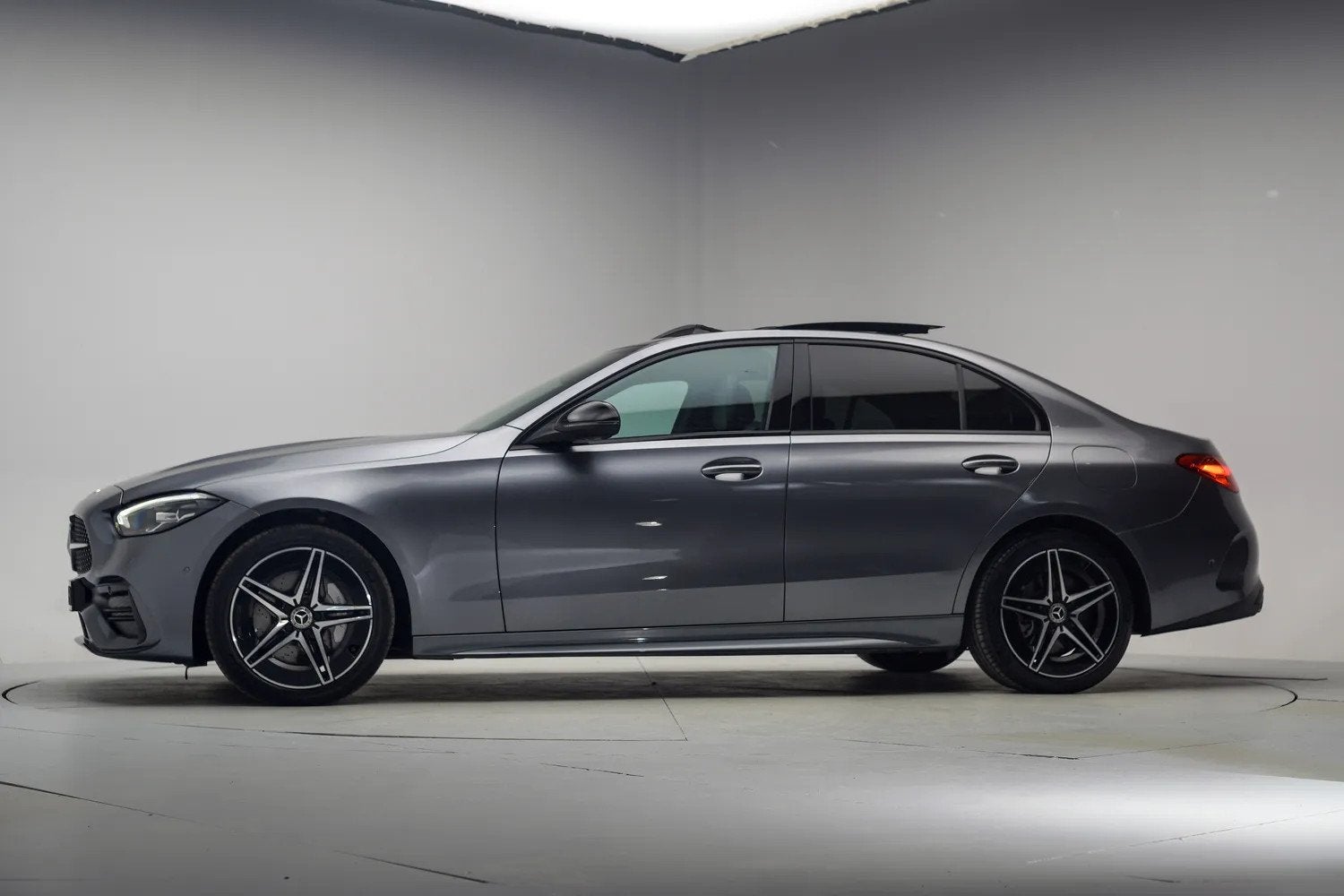 Mercedes-Benz C-Klasse 300 e AMG Night [ Soh 93,9% | Panoram, Auto's, Automaat, Dealer onderhouden, Achterwielaandrijving, 4 cilinders