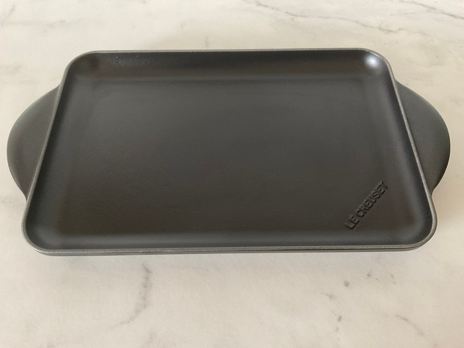 Le Creuset 32 cm plancha, matzwart, nieuw, Huis en Inrichting, Koekenpan, Geschikt voor barbecue, Gietijzer, Nieuw