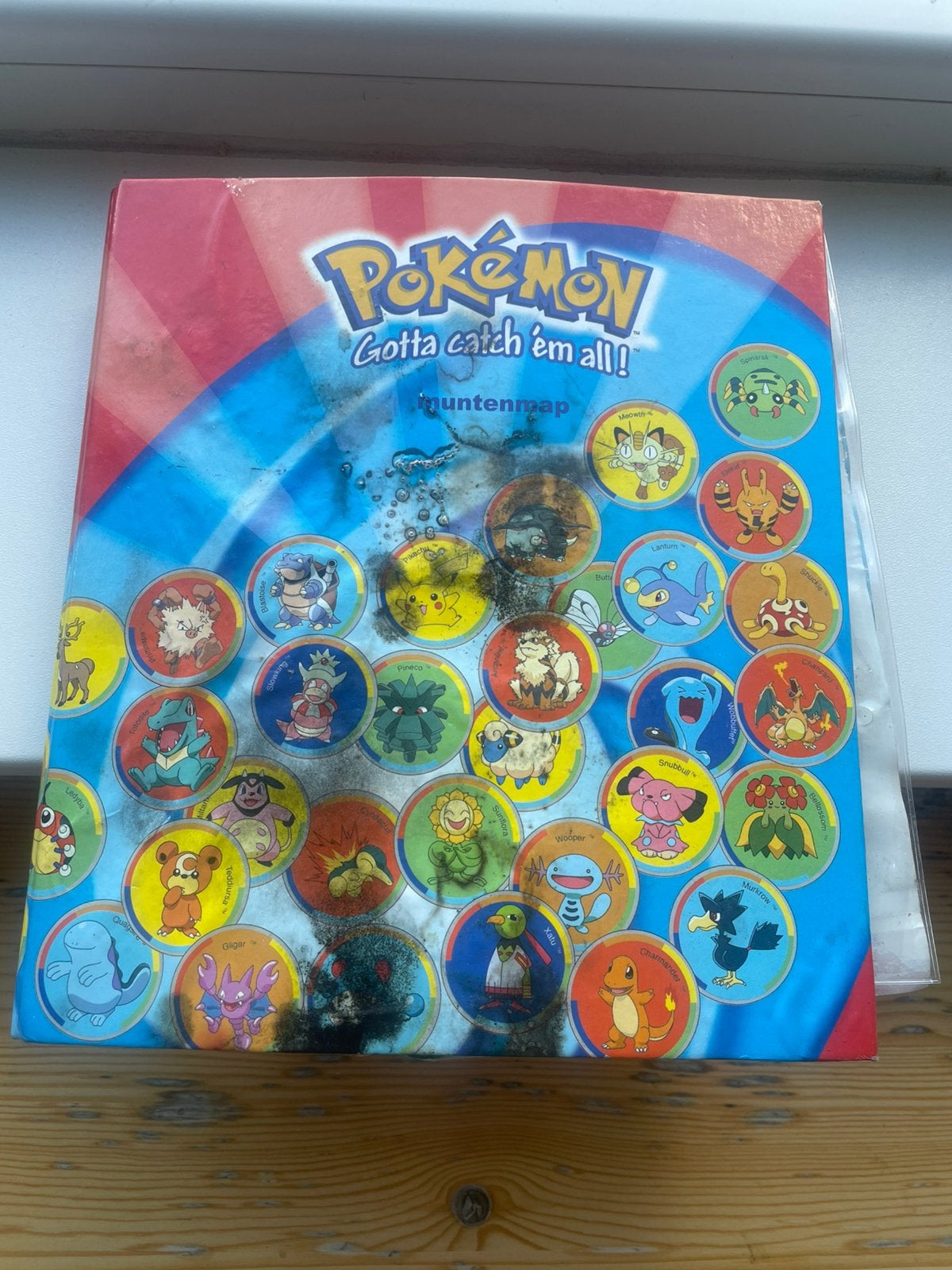 Pokemon flippo munten en poster, beschadigd, Ophalen of Verzenden, Map, Album of Poster