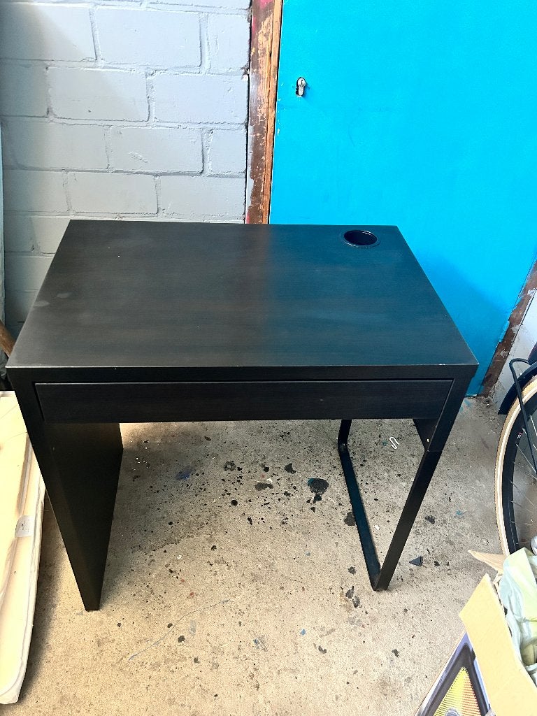 Zwarte bureau, Huis en Inrichting, Bureaus, Zwart, Gebruikt, Kinderbureau, IKEA