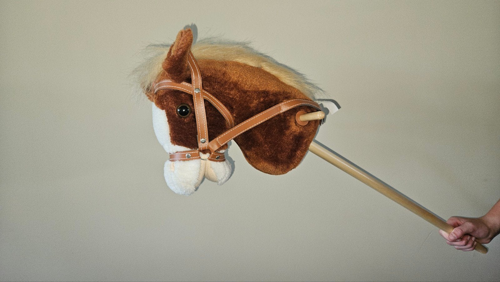 Hobbyhorse met geluid - Bruin en wit stokpaard, Ophalen of Verzenden, Zo goed als nieuw, Jongen of Meisje