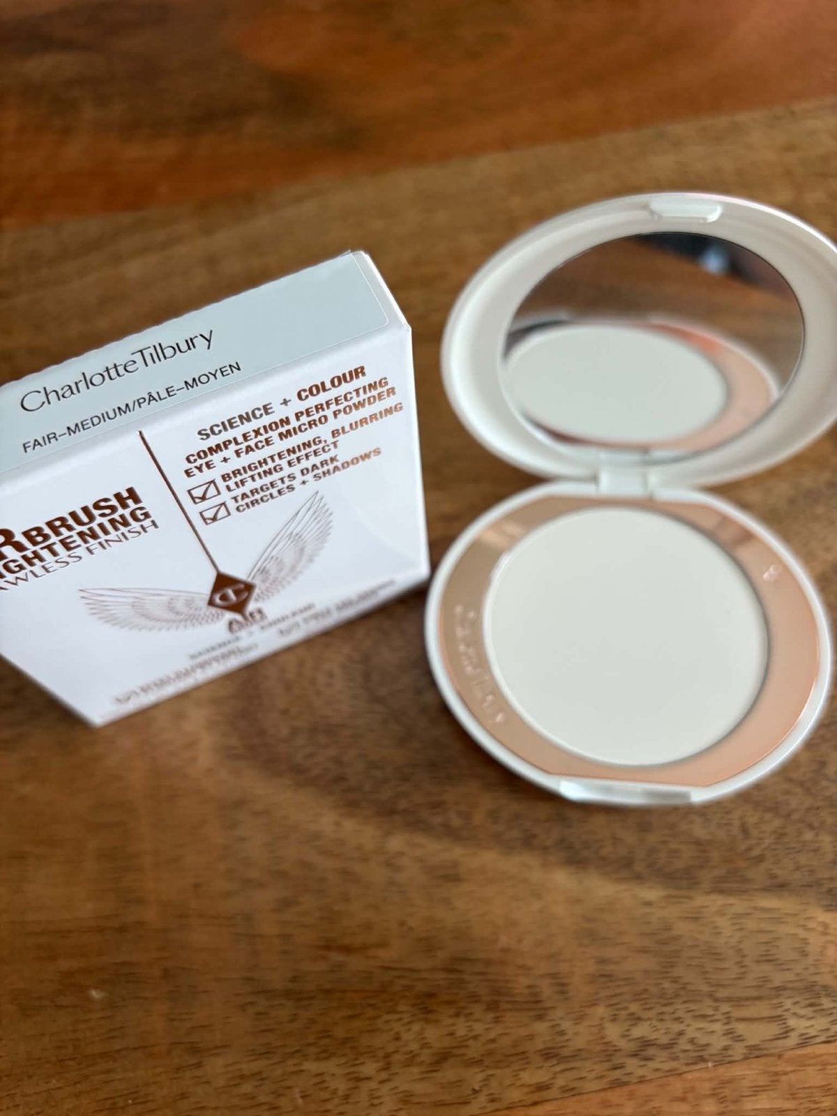 Charlotte Tilbury Brightening Flawless Finish Poeder, Sieraden, Tassen en Uiterlijk, Overige kleuren, Gehele gezicht, Nieuw, Ophalen of Verzenden