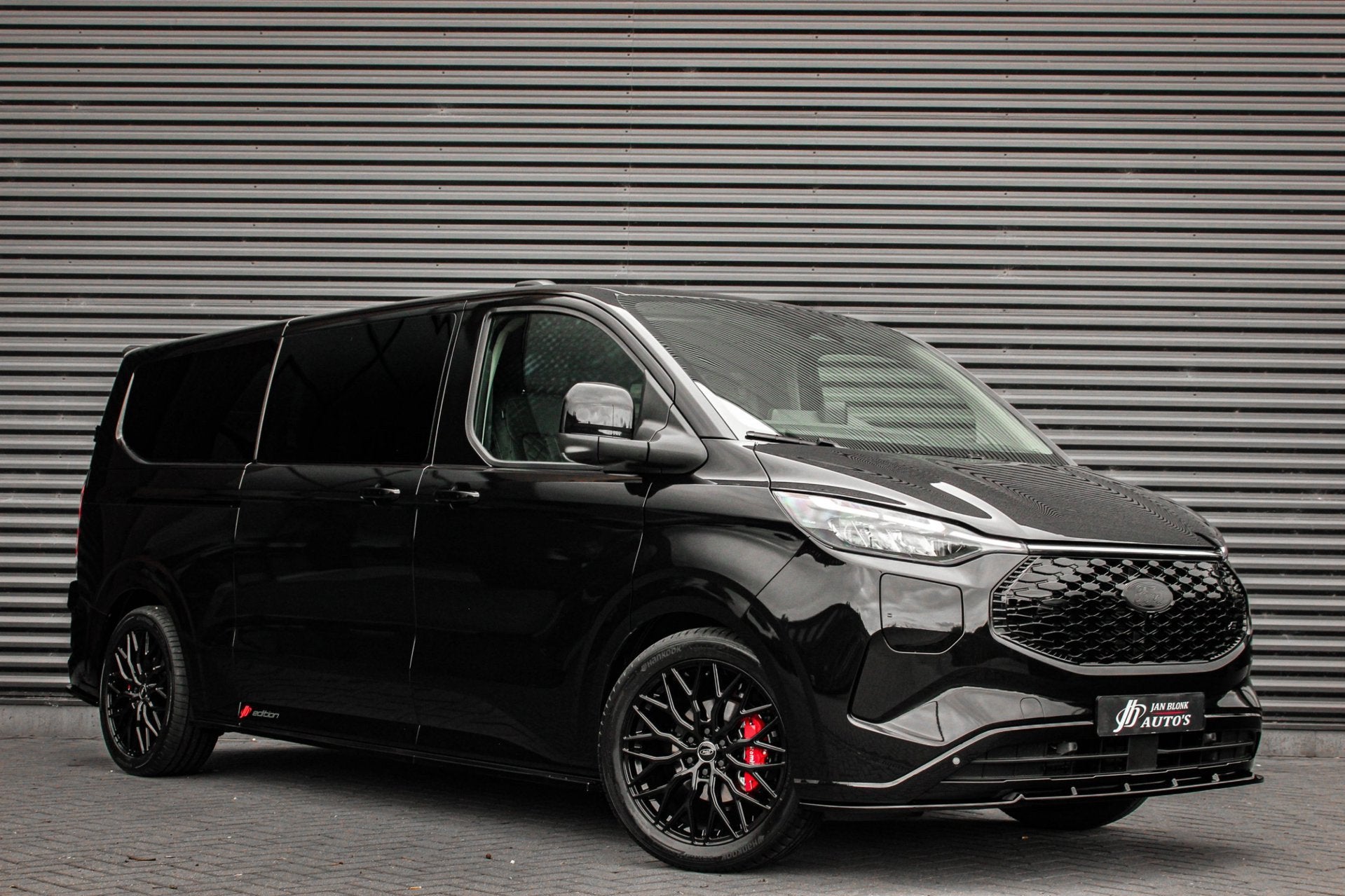Ford E-Transit Cust. 320 L2H1 Limited 71 kWh DC DUBBEL CABIN, Auto's, Automaat, Dealer onderhouden, Achterwielaandrijving, Zwart
