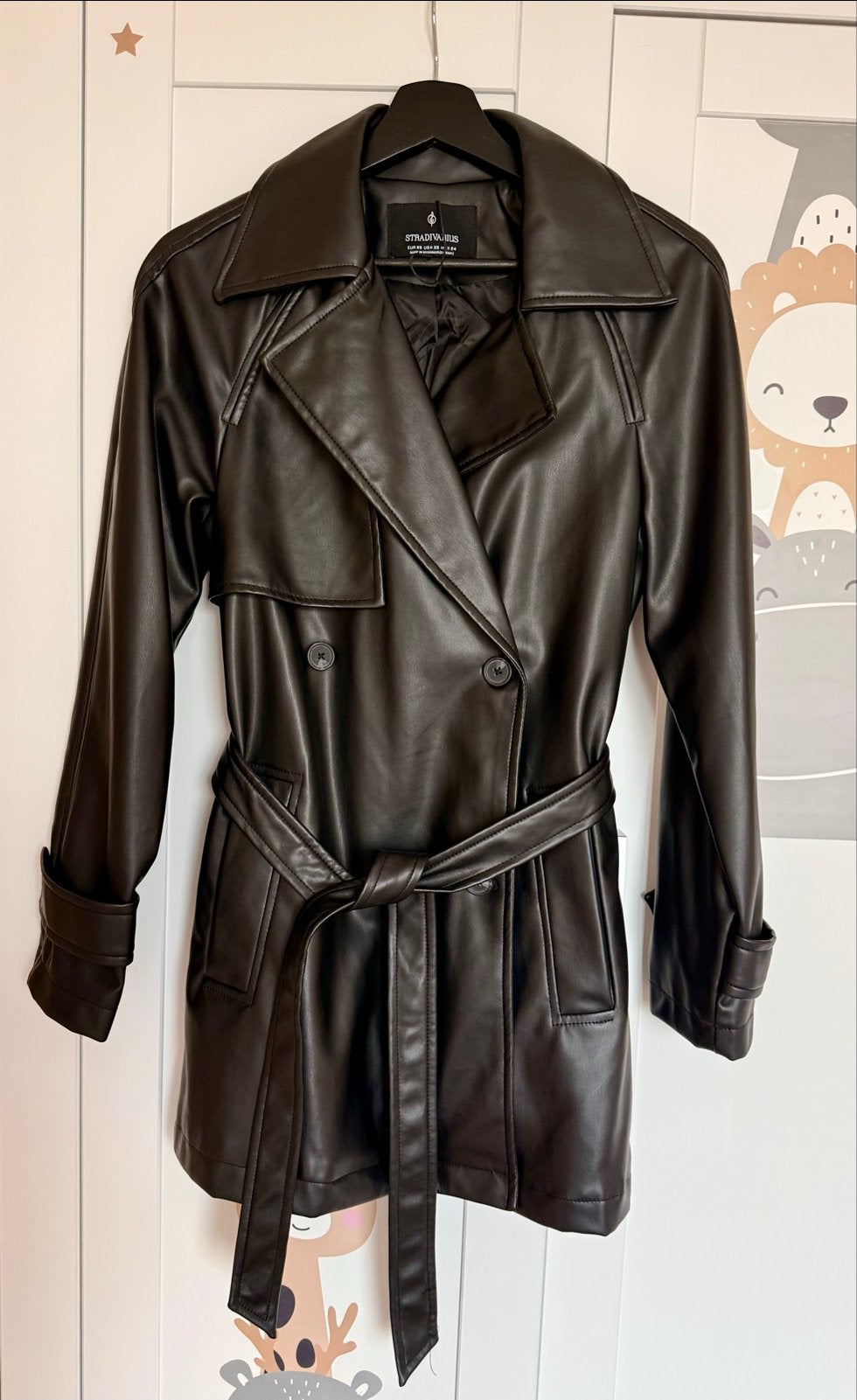 Stradivarius Faux Leren Trenchcoat – Maat XS – Zwart nieuw, Ophalen of Verzenden, Nieuw, Maat 34 (XS) of kleiner, Zwart