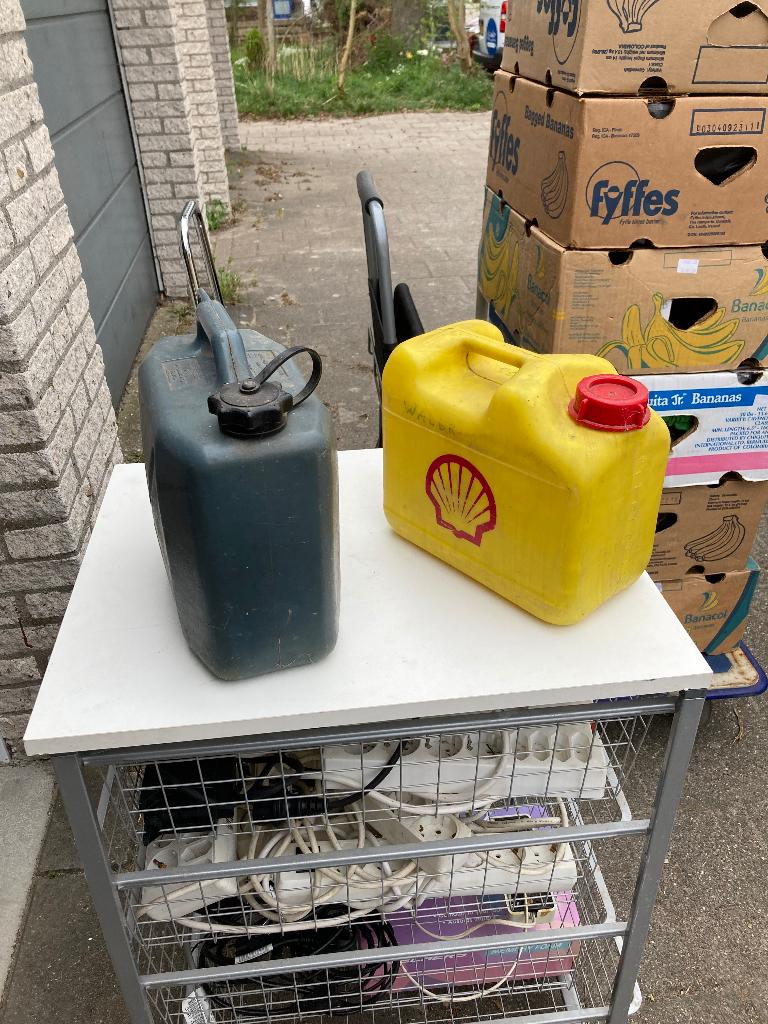 brand stof Jerrycans 2x T.E.A.B., Minder dan 75 liter, Ophalen, Zo goed als nieuw, Kunststof