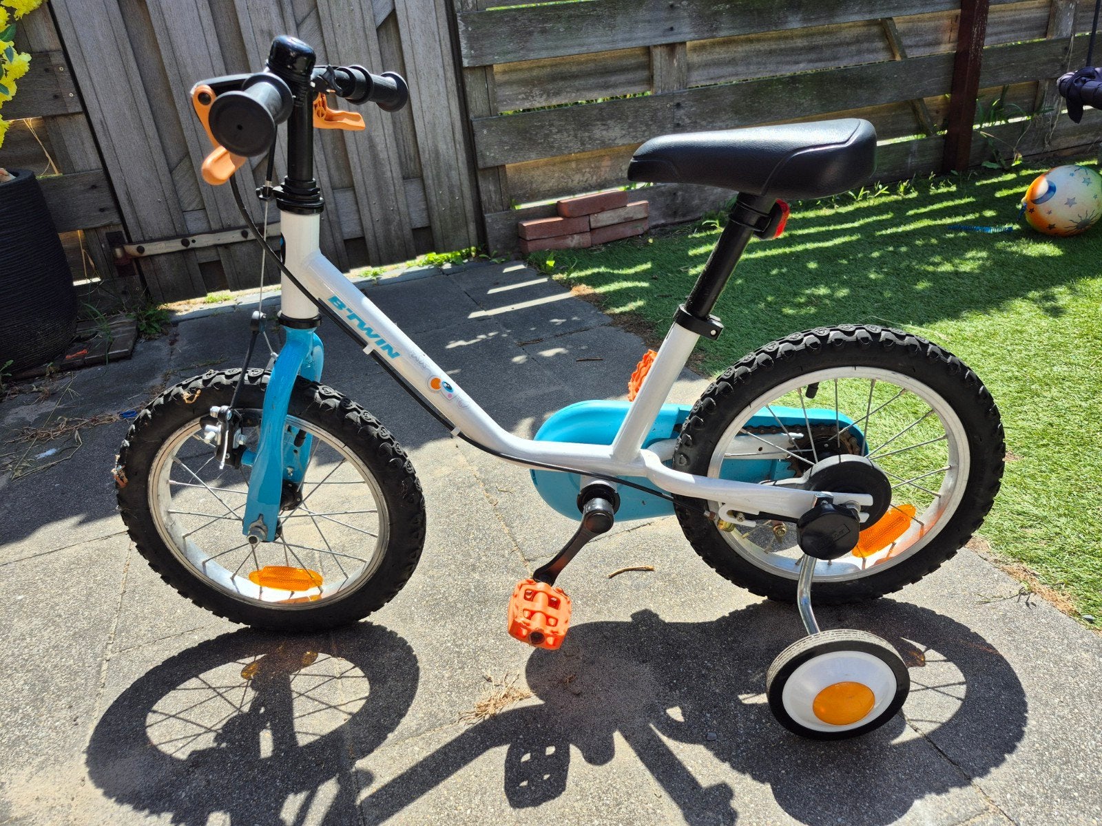 Lichtgewicht kinderfiets 14 inch met zijwielen en handrem, Fietsen en Brommers, Fietsen | Kinderfietsjes, Ophalen, Zijwieltjes