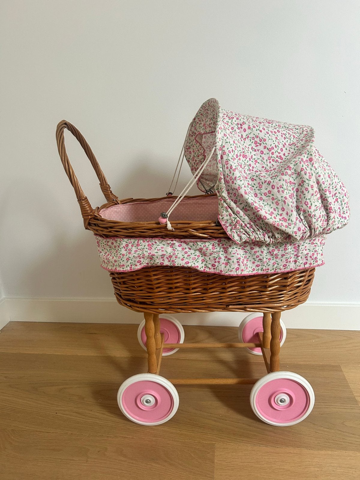 Rieten poppenwagen met roze bloemetjesprint, Kinderen en Baby's, Speelgoed | Poppen, Ophalen of Verzenden, Gebruikt, Babypop